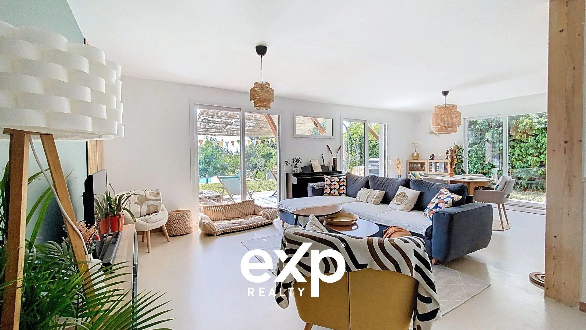 Family home with independent accommodation and swimming pool in Messery 3