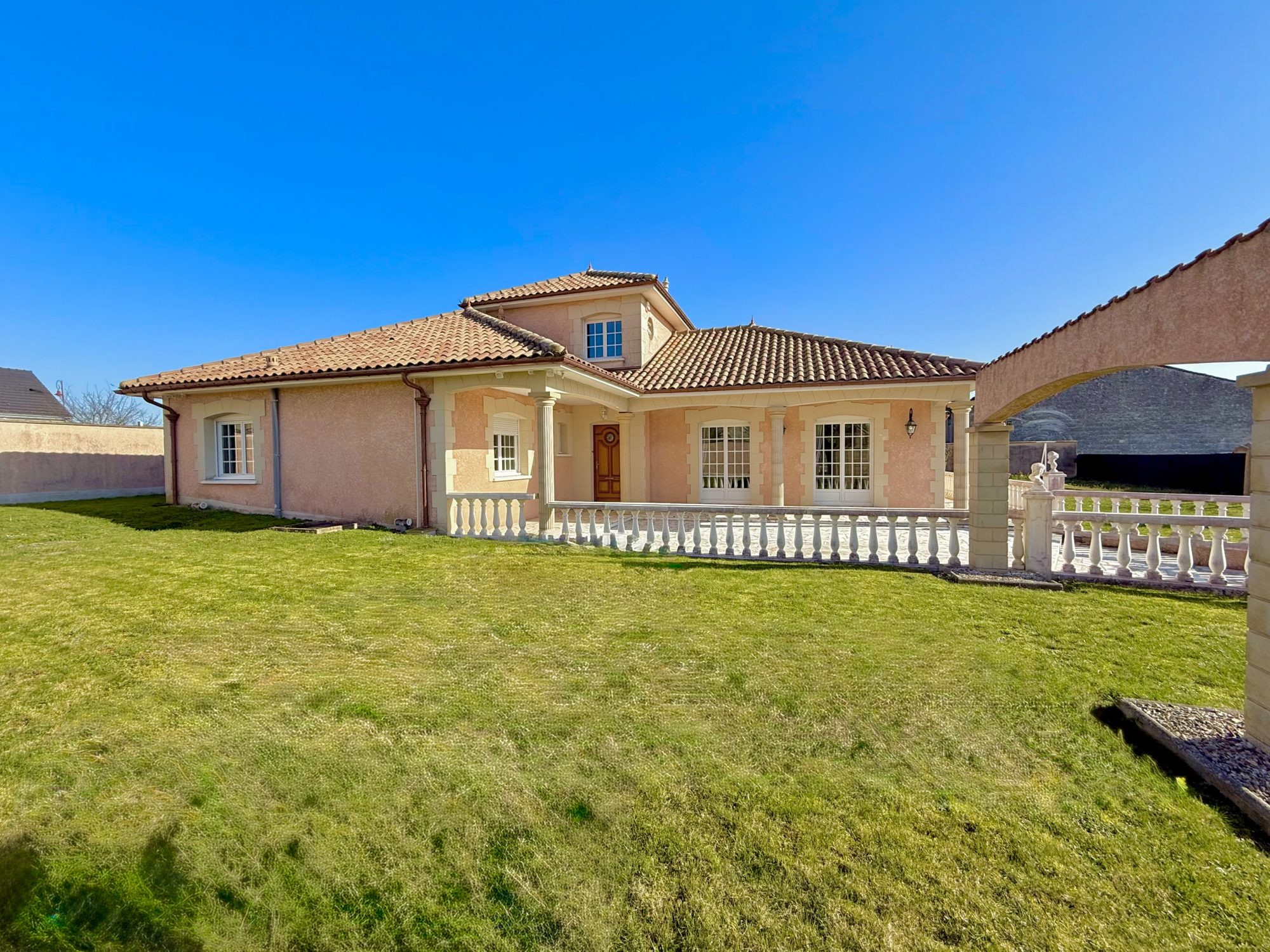 Exceptional 230 m² villa with swimming pool 4