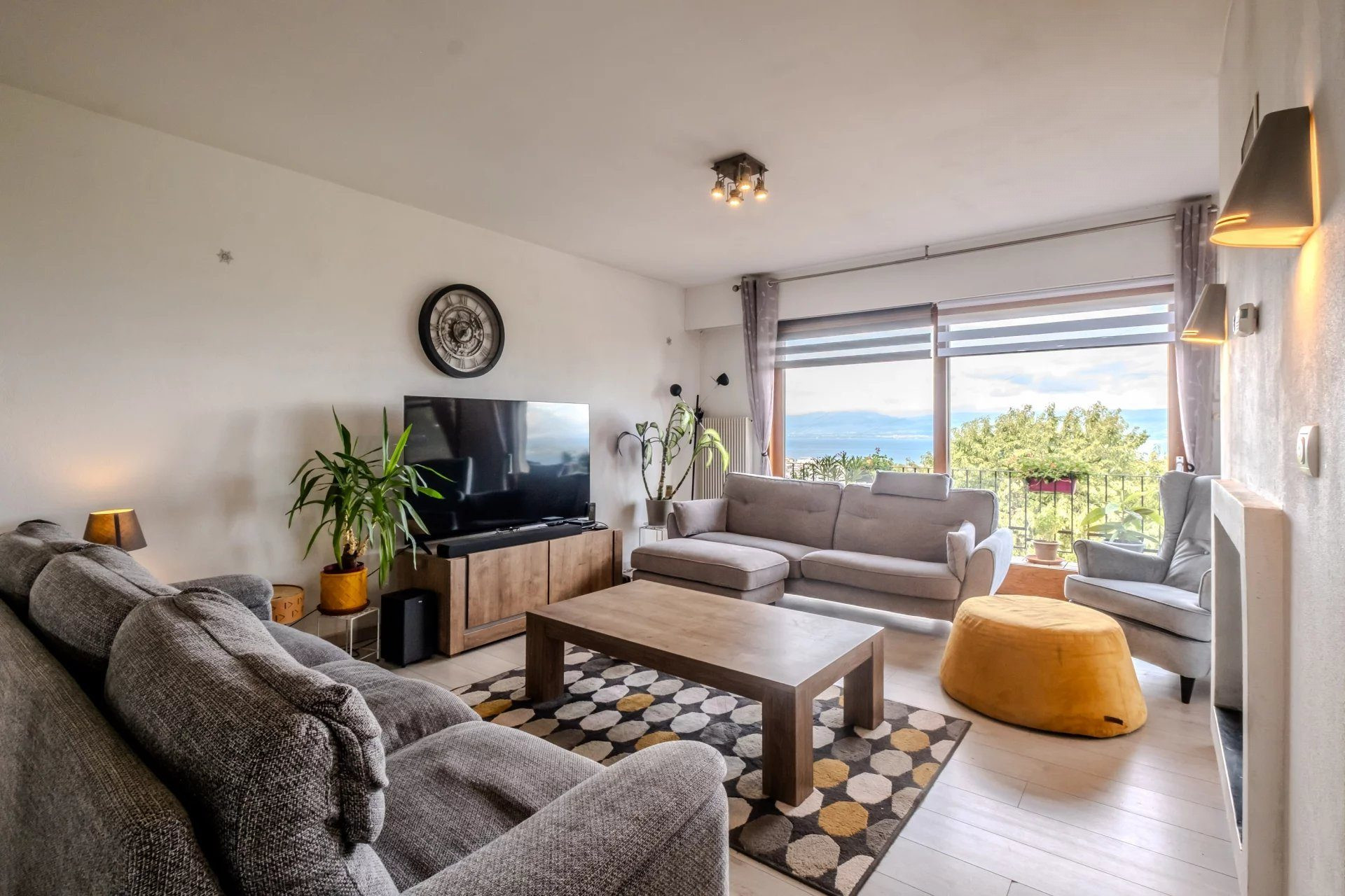 Beautiful Property with Lake View 5