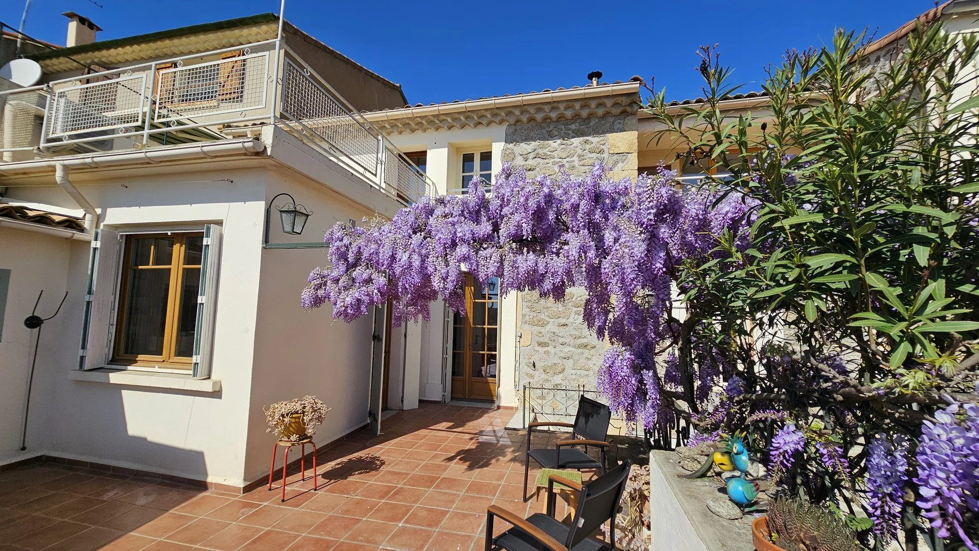 Maison ancienne avec garage, 3 terrasses et jardinet