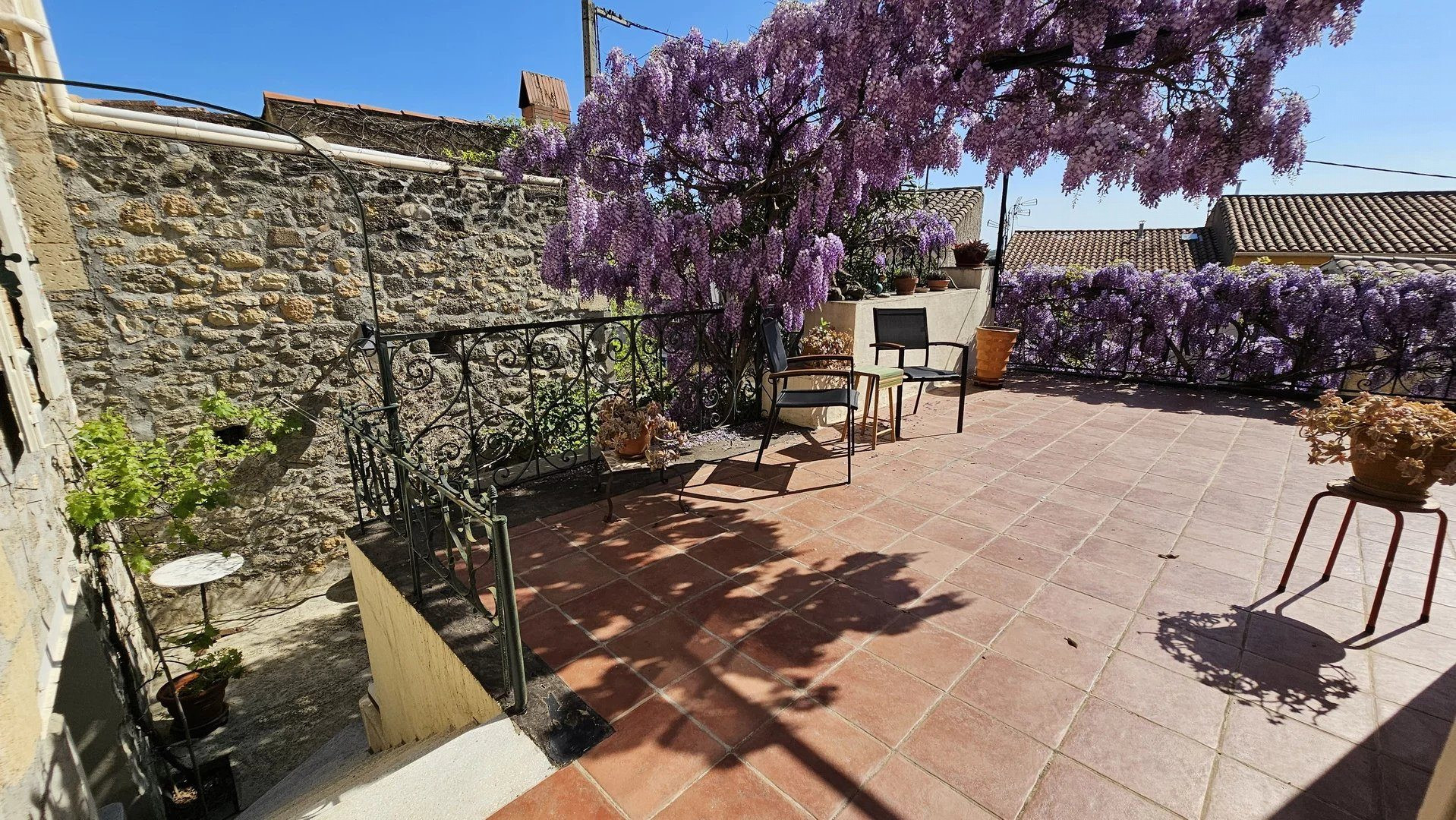 Maison ancienne avec garage, 3 terrasses et jardinet