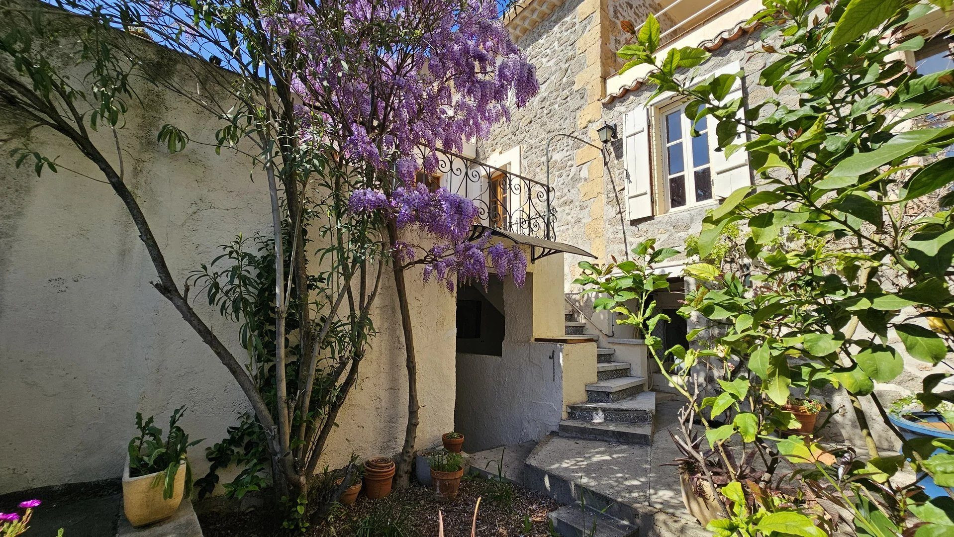 Historic house with garage, 3 terraces and small garden 5