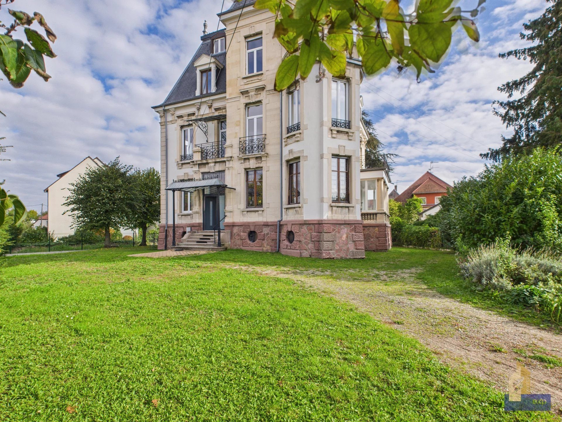 Manoir de prestige proche de la Suisse !