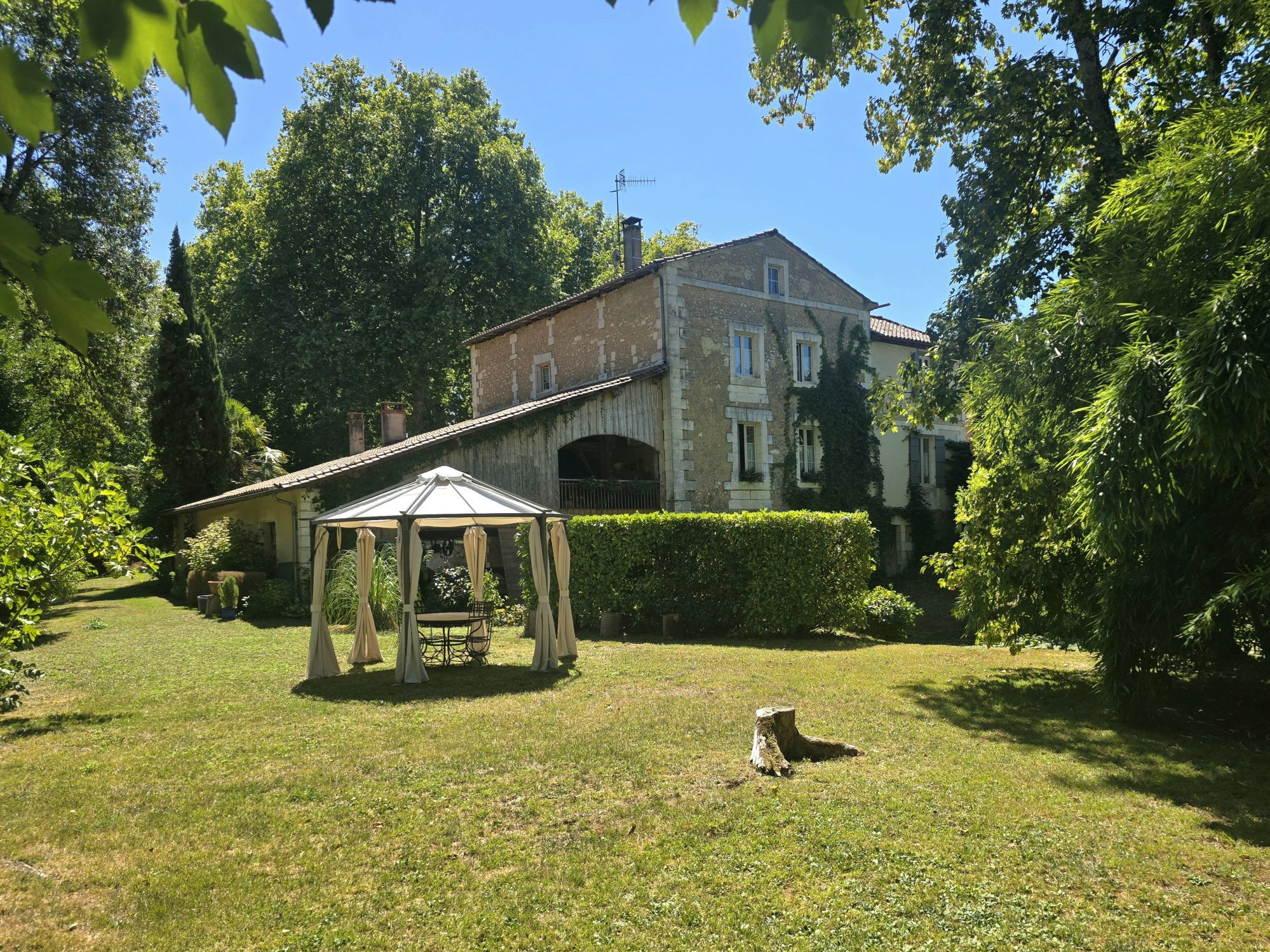 Moulin rénové avec goût et ses jolis volumes