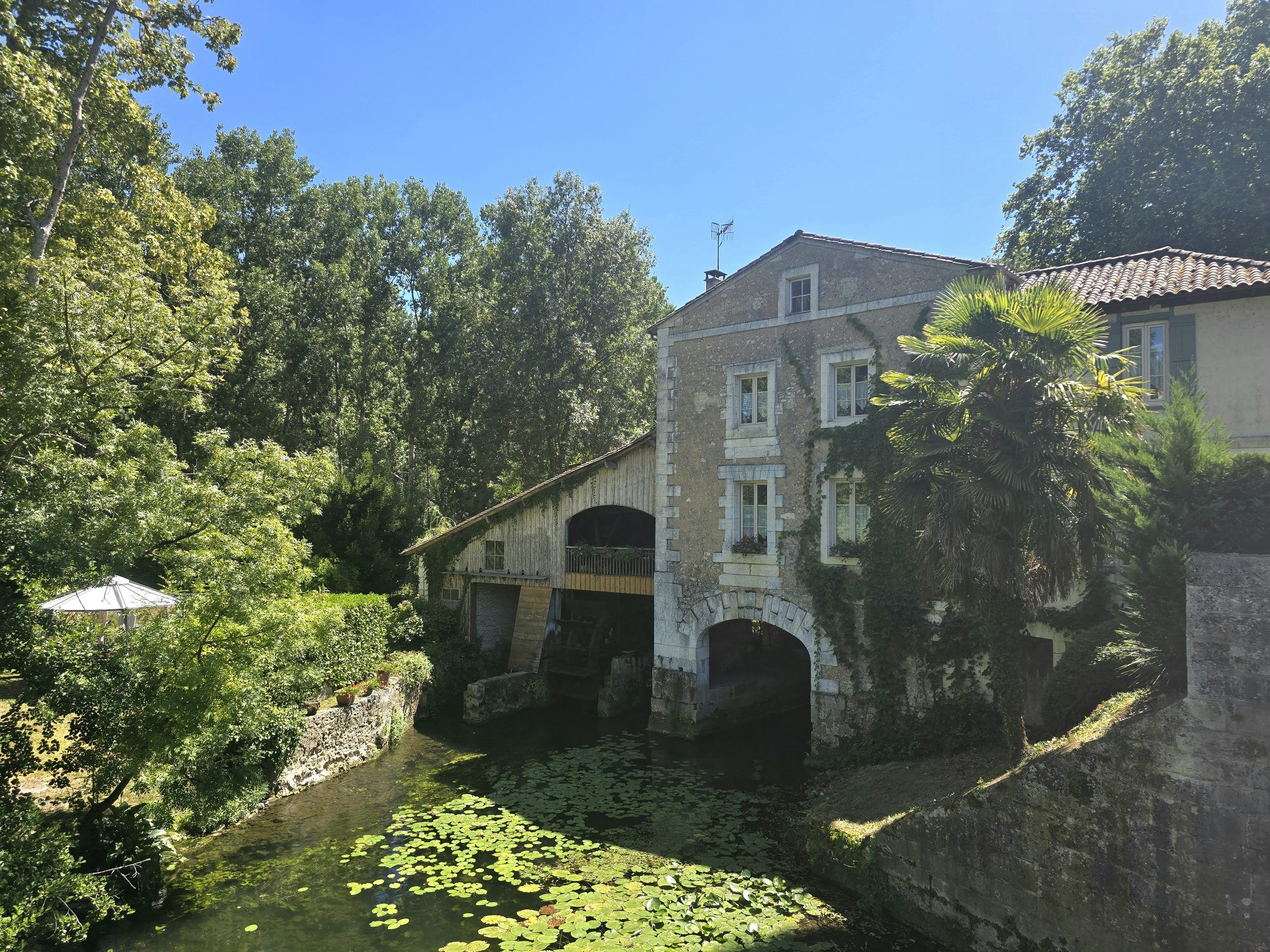 Moulin rénové avec goût et ses jolis volumes