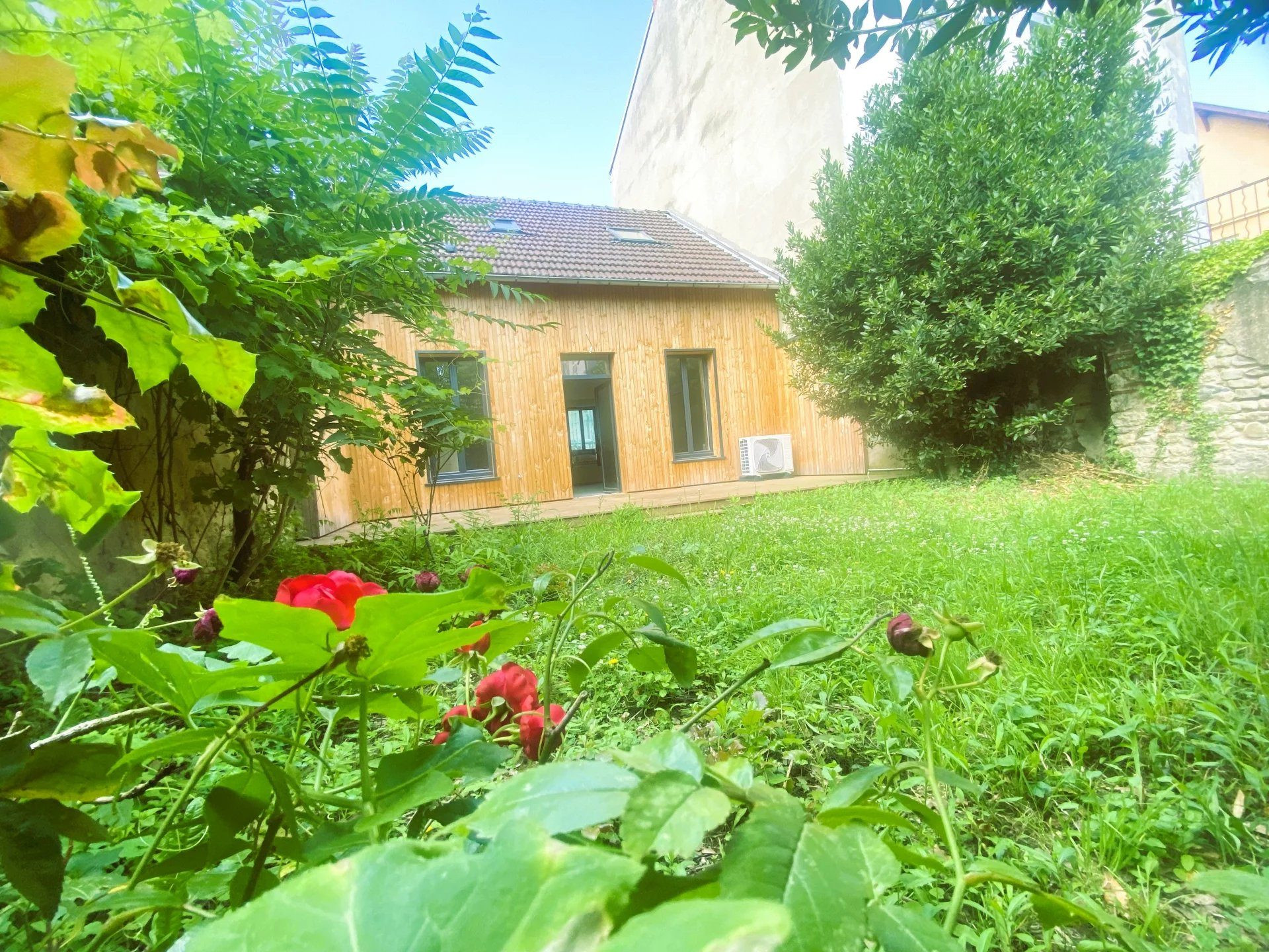 03200 VICHY - TOWN CENTER - 4-ROOM TOWNHOUSE WITH TERRACE AND GARDEN 2