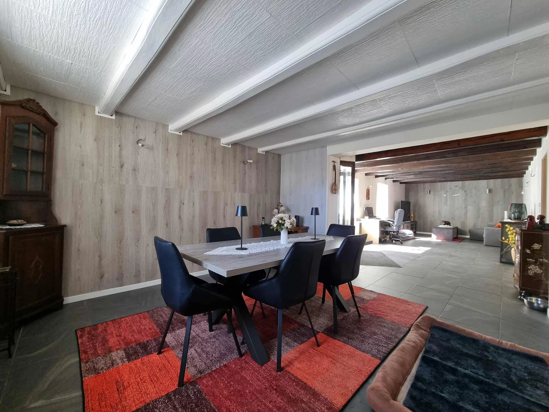 🏡 Charme authentique et volumes généreux – Ancien corps de ferme rénové à Fribourg