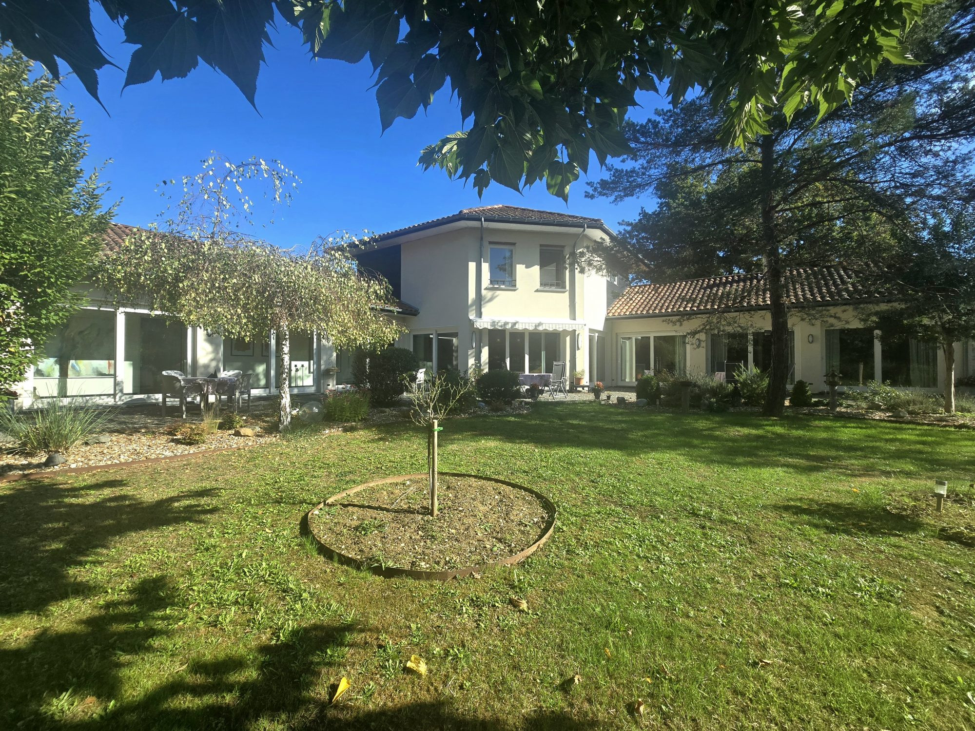 Villa contemporaine remarquable à Bourg du Bost