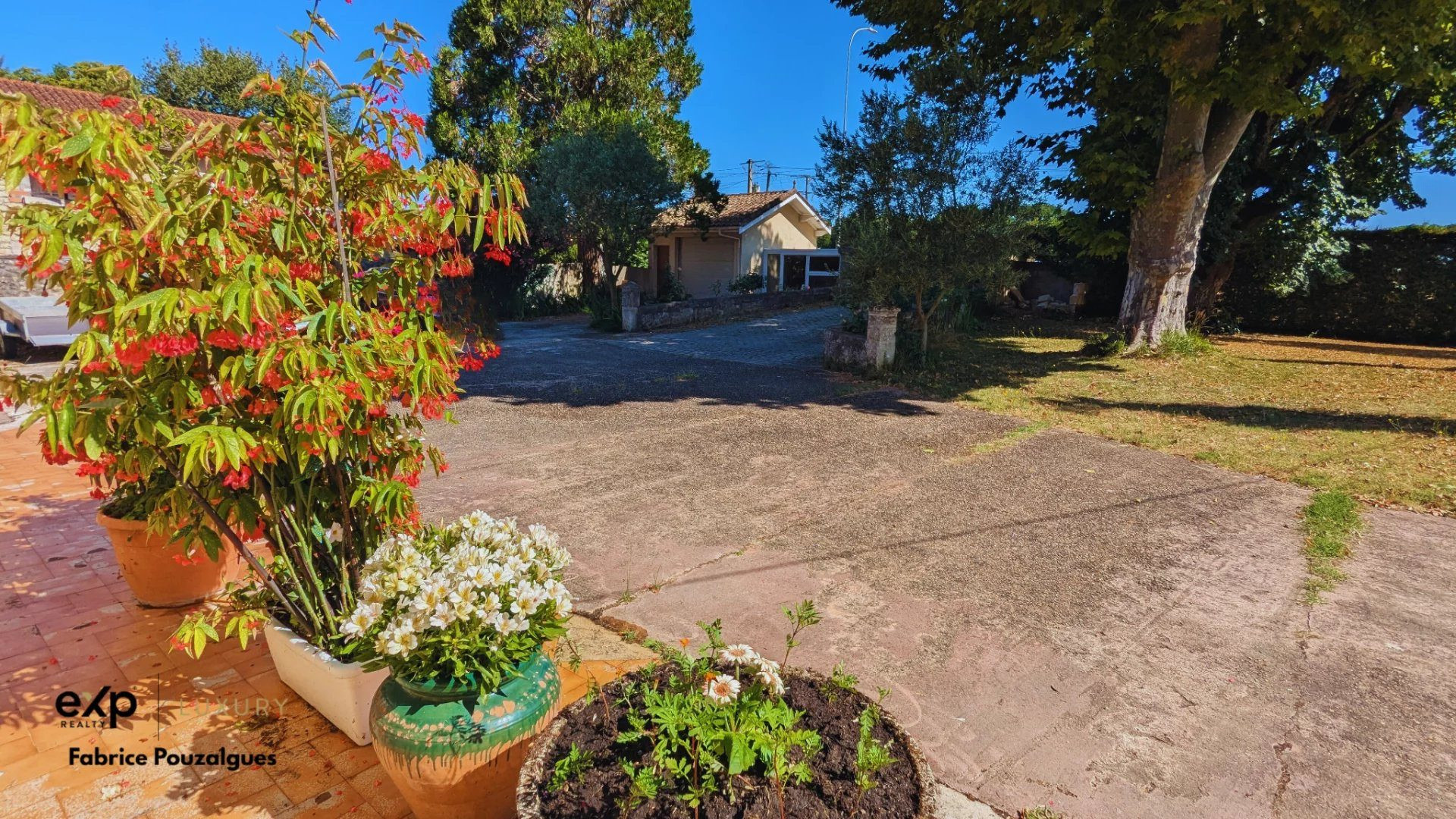 Charming house with independent apartment and well-maintained garden 4