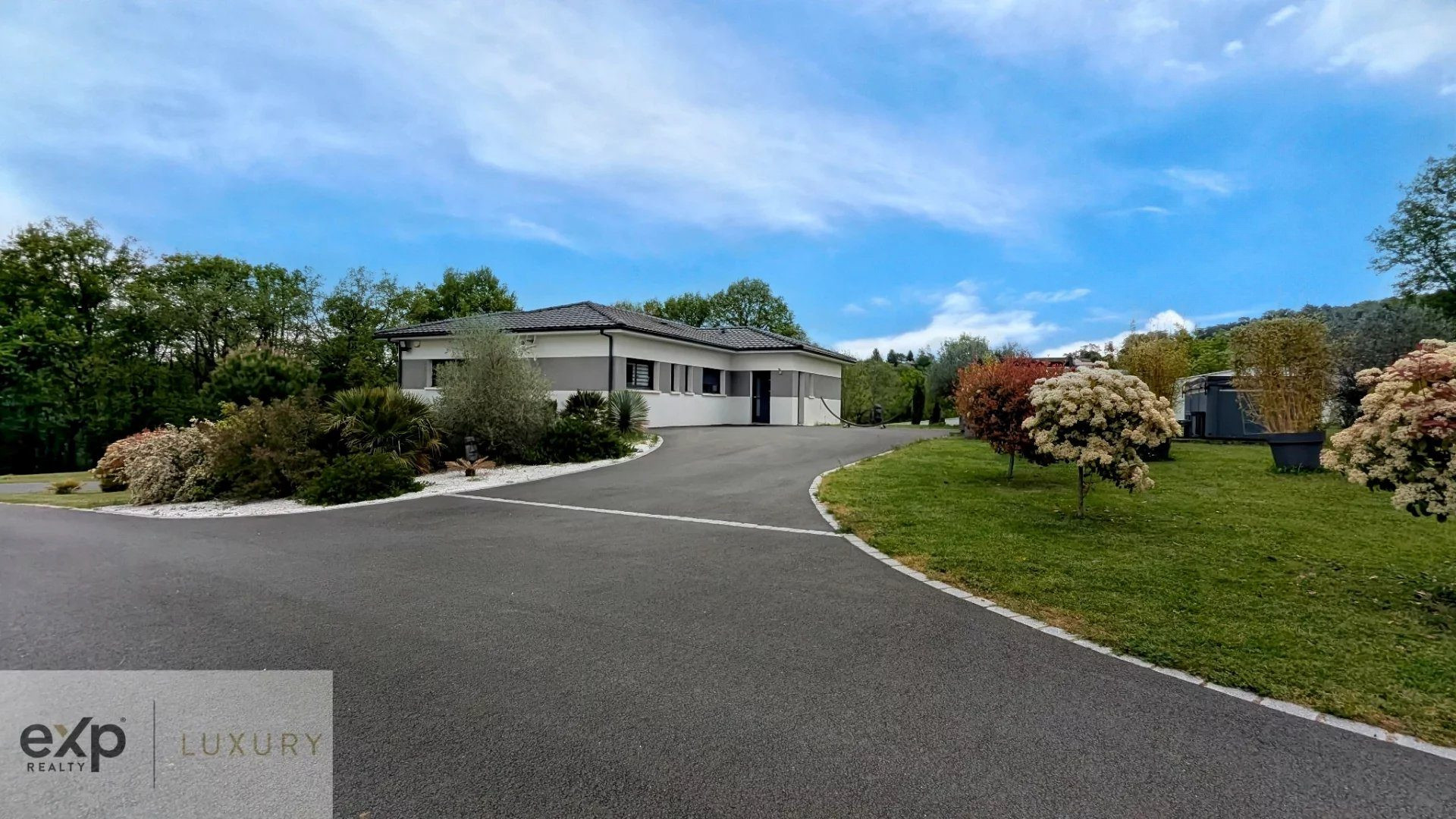 Tranquility and Space – Modern Property with Wooded Land 5