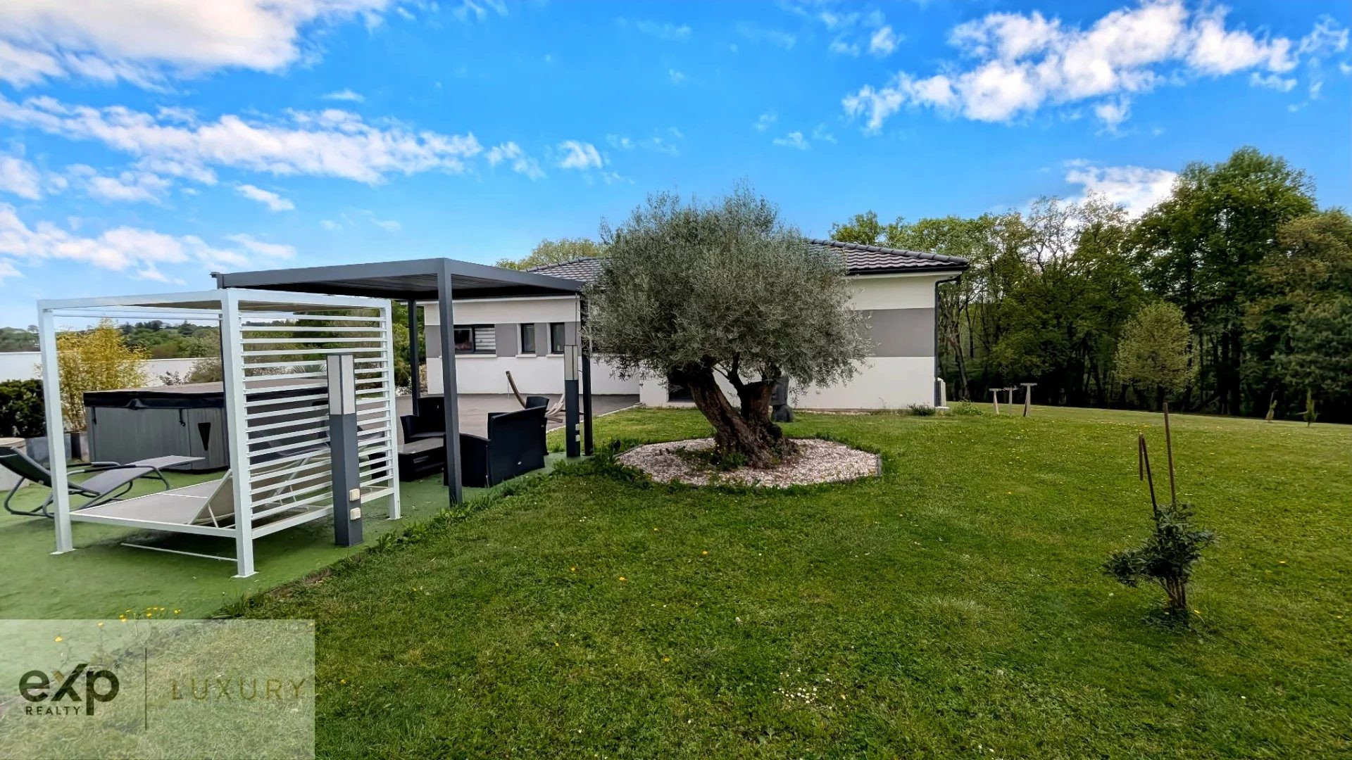 Tranquility and Space – Modern Property with Wooded Land 4
