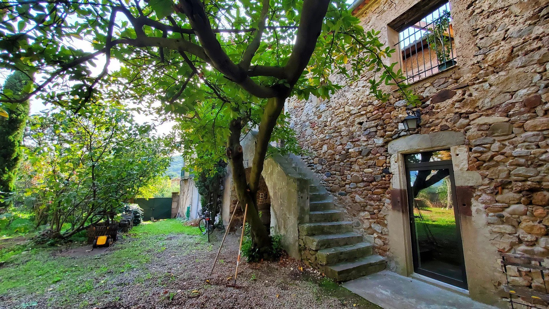 Master House with Garage and Garden 3