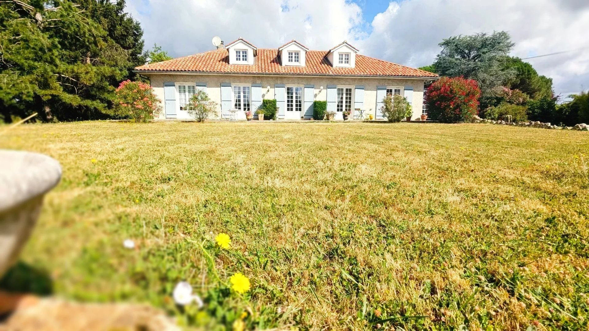 Maison familiale de caractère – 219 m² habitables, parc arboré de 4 900 m², dépendances et pigeonnier – secteur Artigues, Foulayronnes.