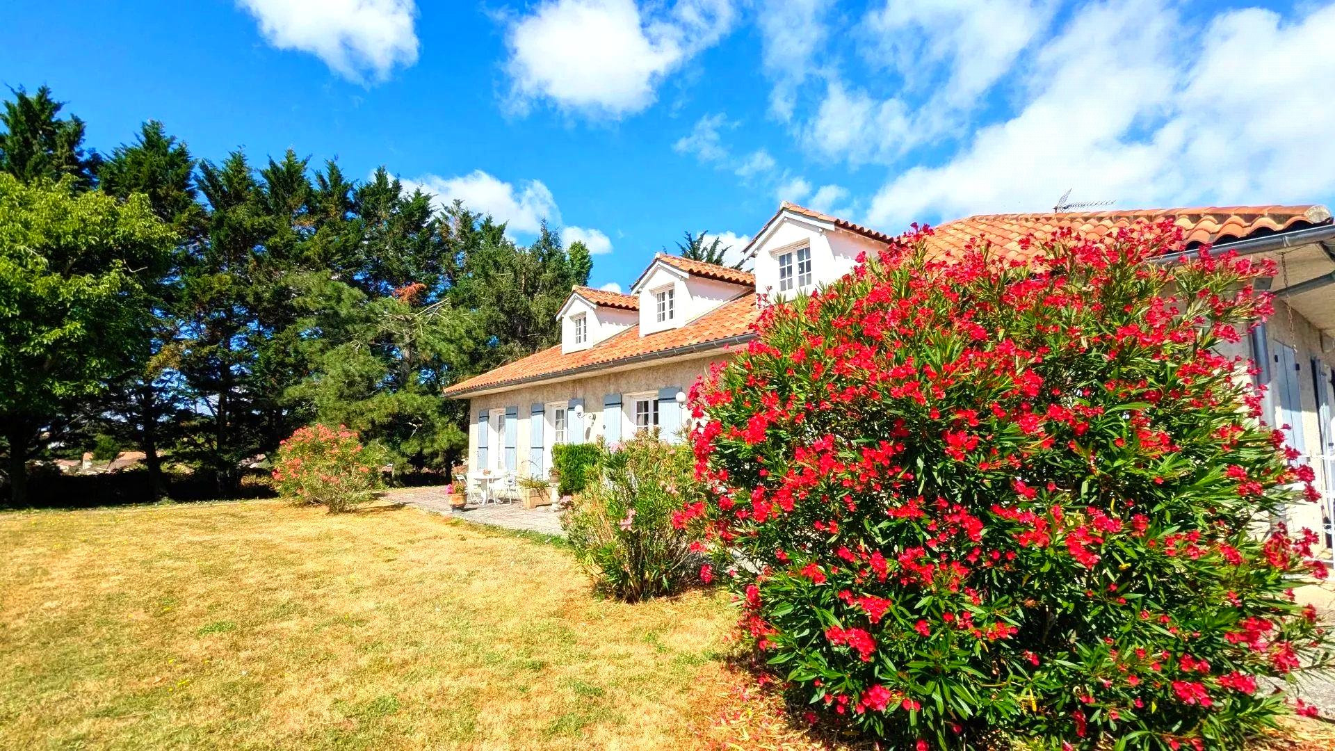 House for sale in Foulayronnes, 219 m²