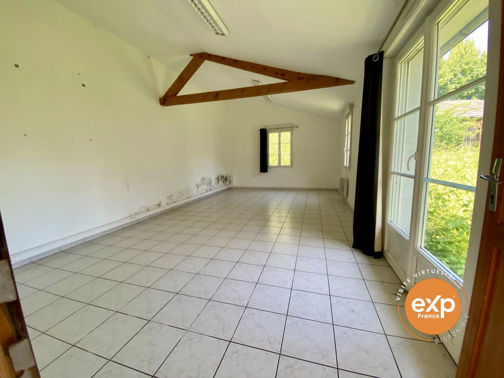 Beautiful town house with outbuildings 5