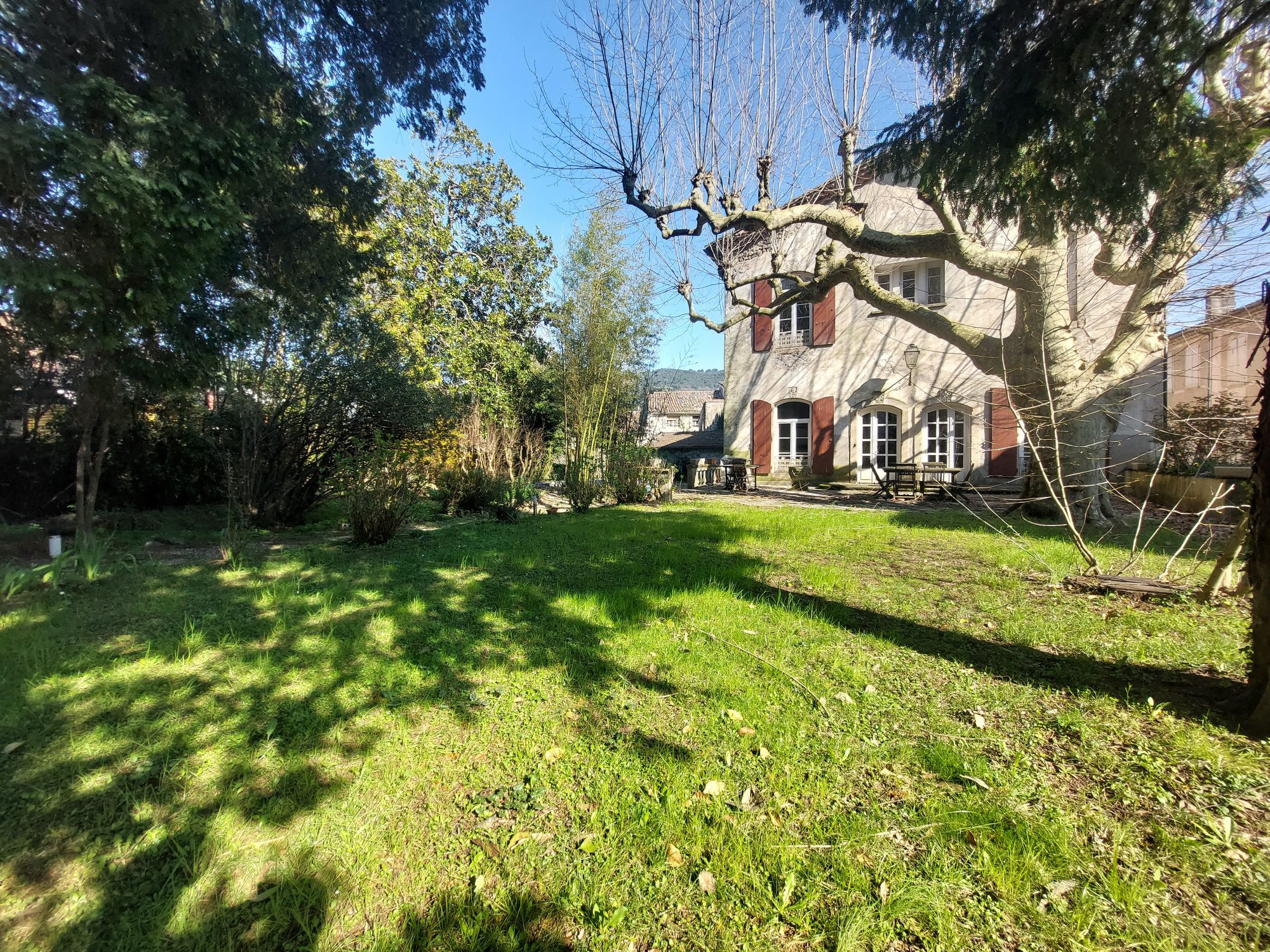 maison de village avec garage et piscine