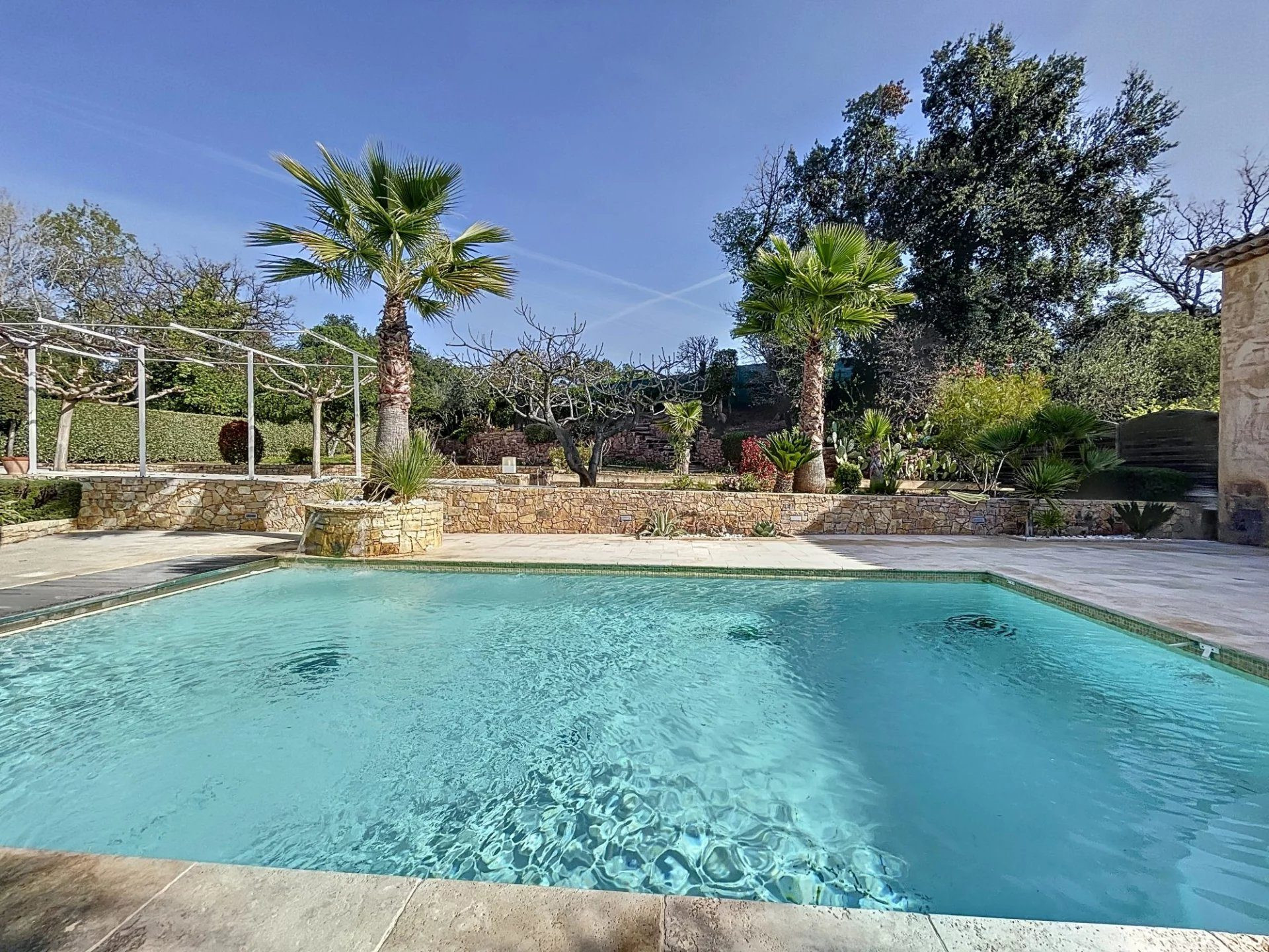 Propriété exceptionnelle avec 2 constructions, piscine,