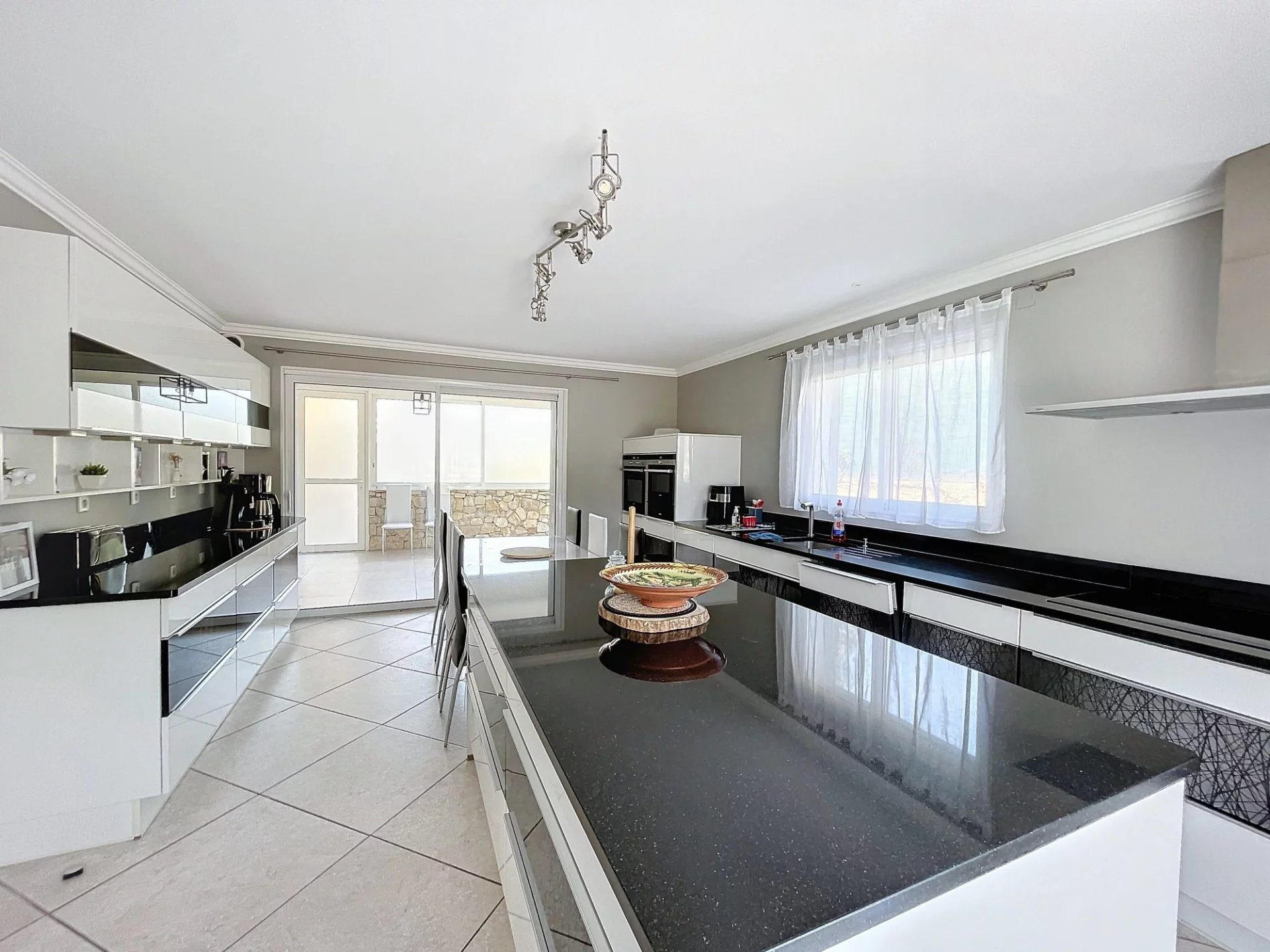 Propriété exceptionnelle avec 2 constructions, piscine,
