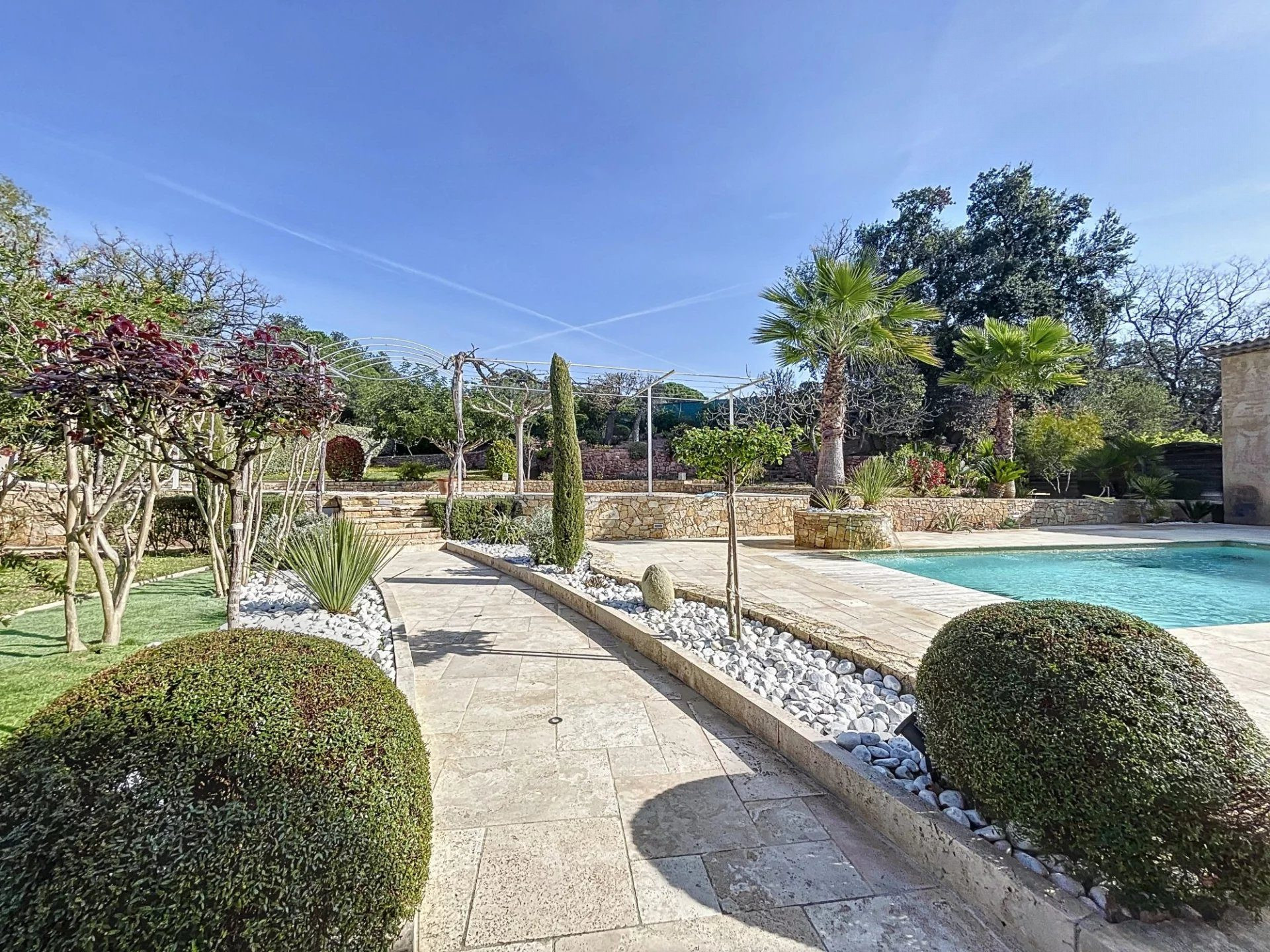 Propriété exceptionnelle avec 2 constructions, piscine,