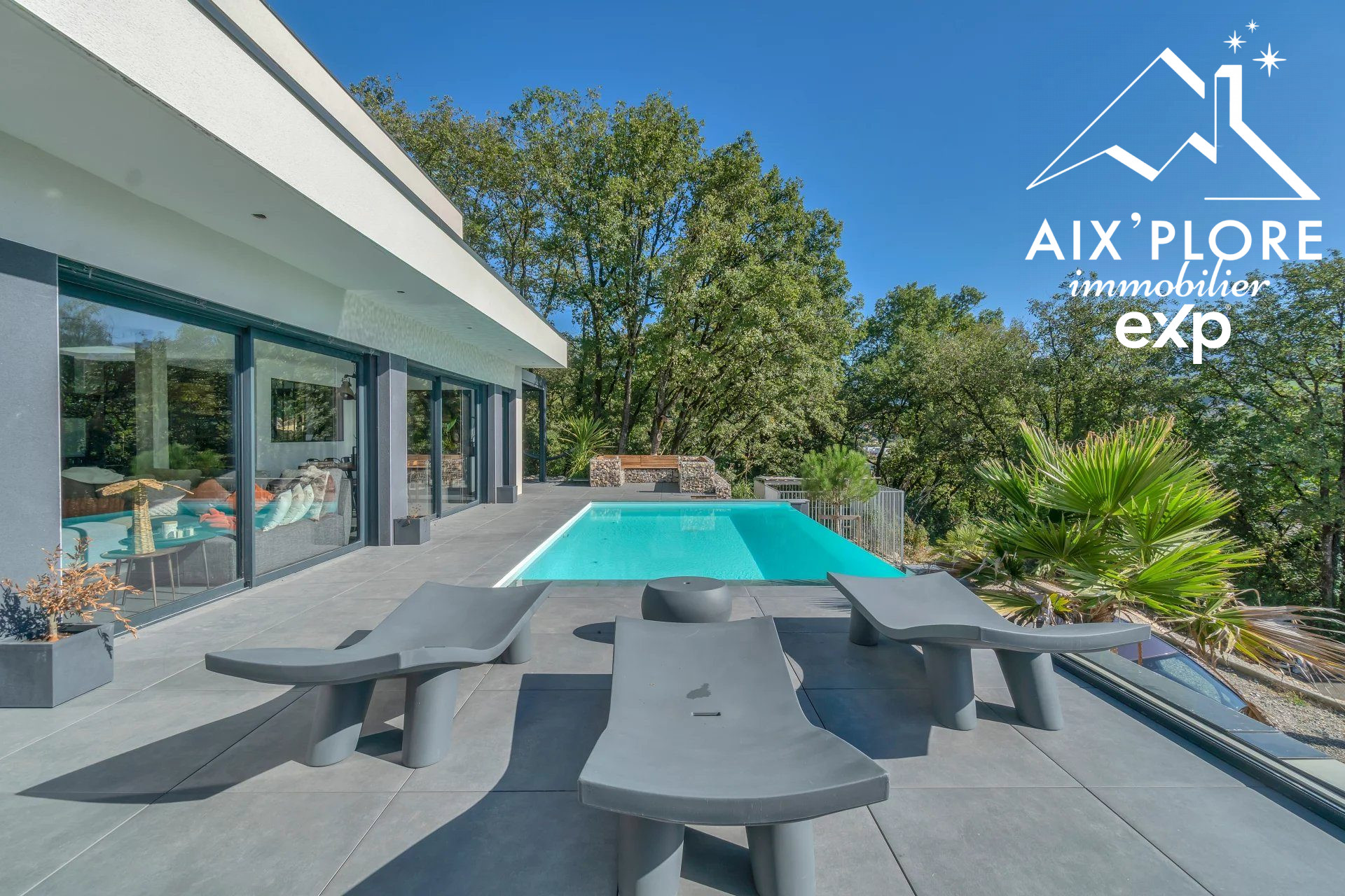 Villa d’Architecte avec Piscine à Débordement et Vue Panoramique – Grésy-sur-Aix