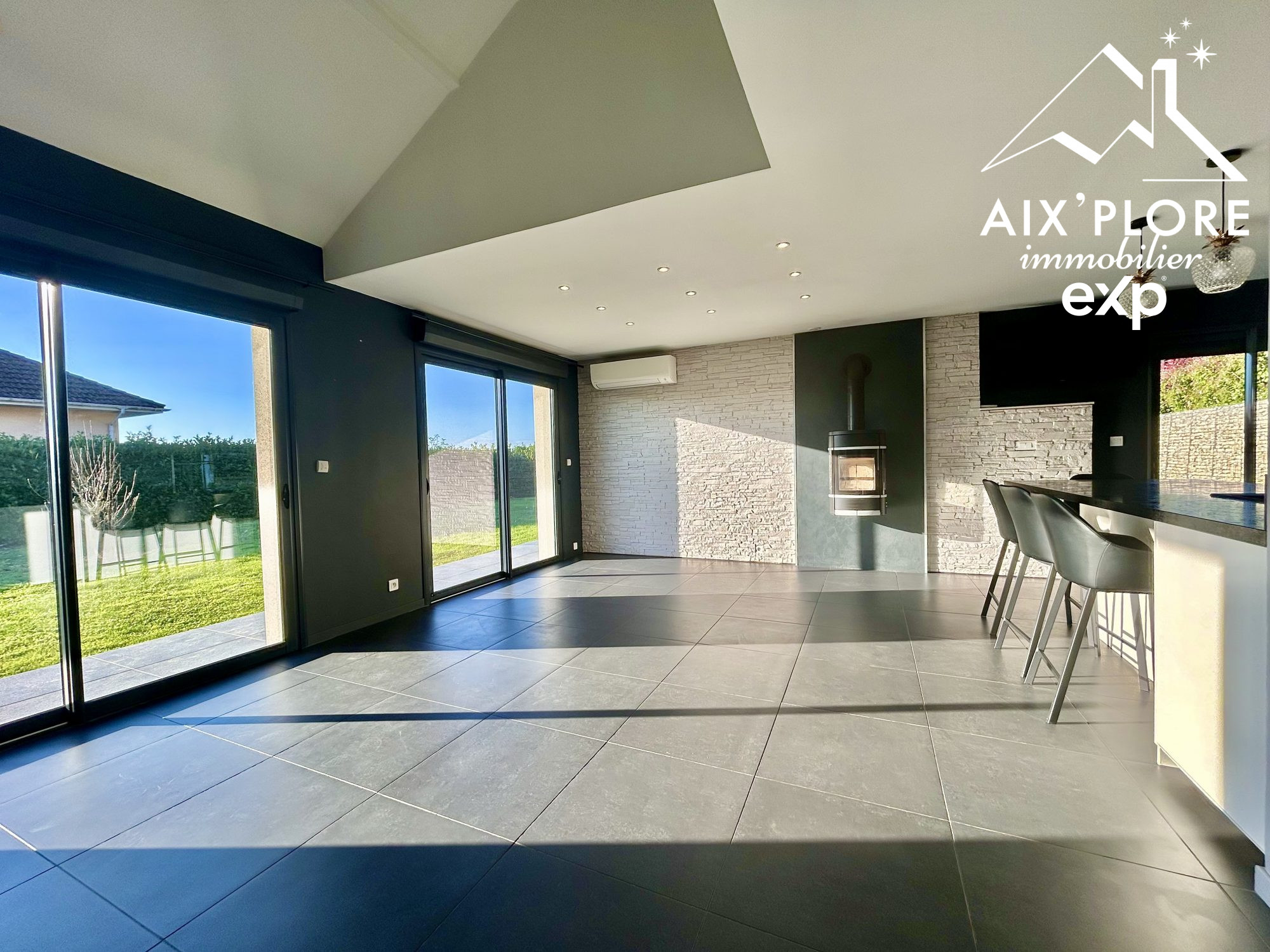 Contemporary House with Swimming Pool and Large Living Spaces – Privileged Living Environment 3