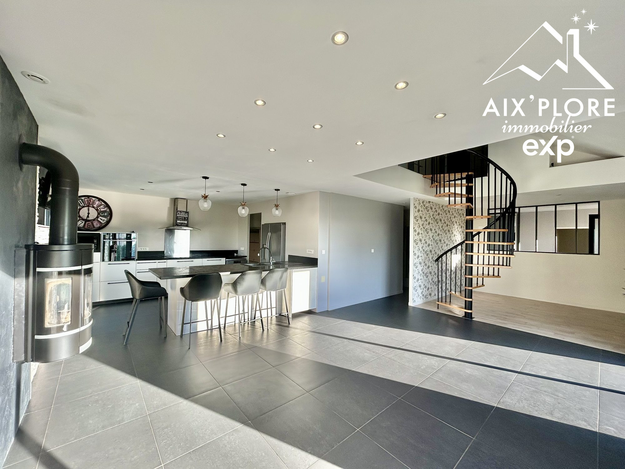 Maison contemporaine avec piscine et grands volumes – cadre de vie privilégié