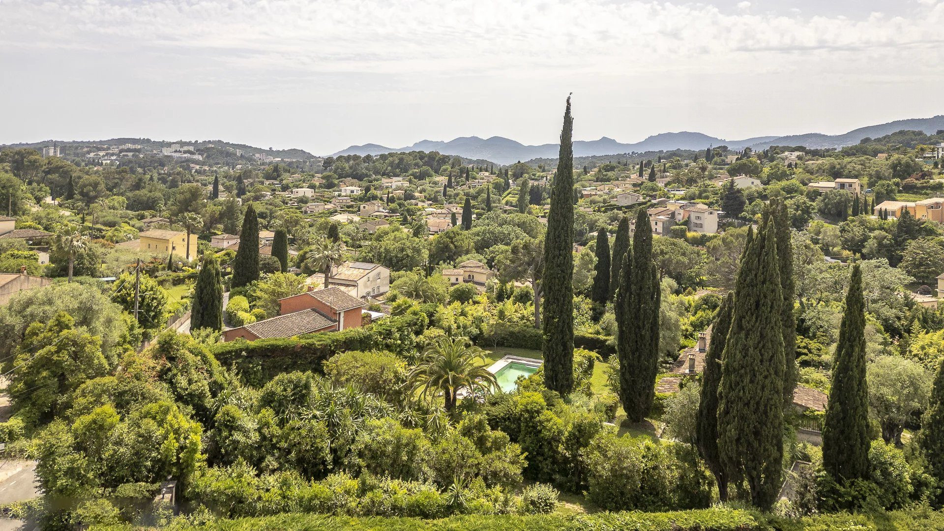 À vendre belle maison individuelle avec piscine à Mougins, quartier résidentiel recherché.