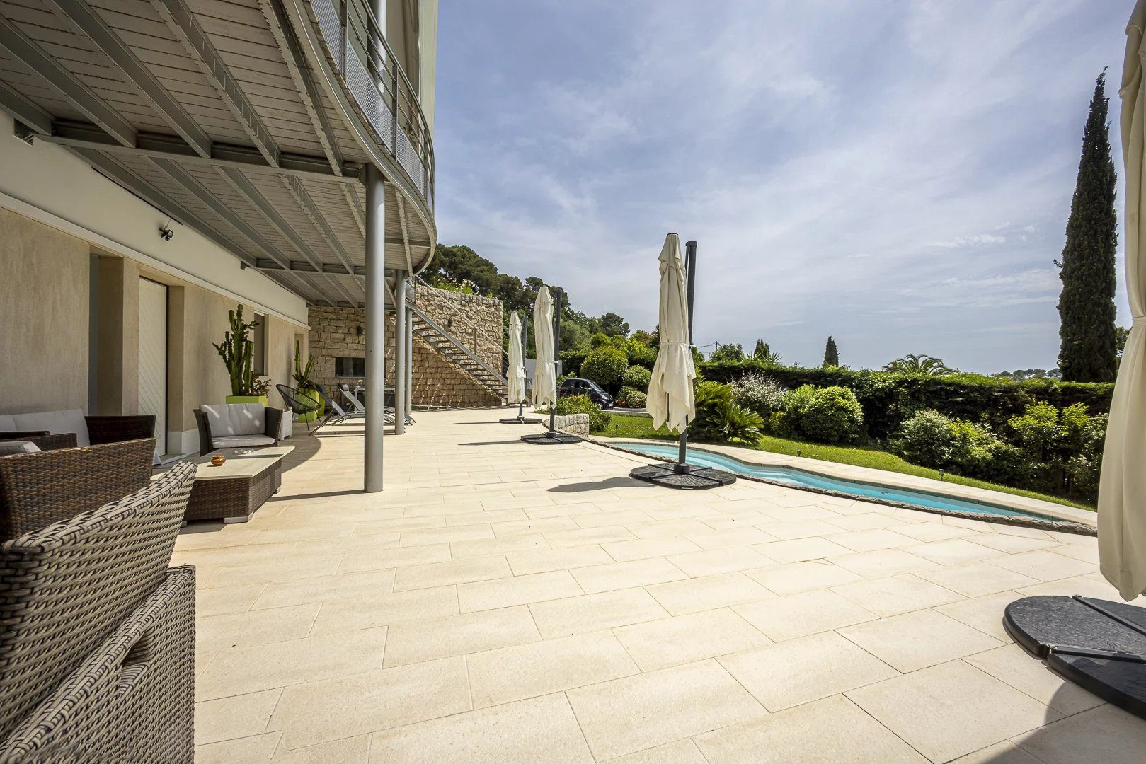 À vendre belle maison individuelle avec piscine à Mougins, quartier résidentiel recherché.