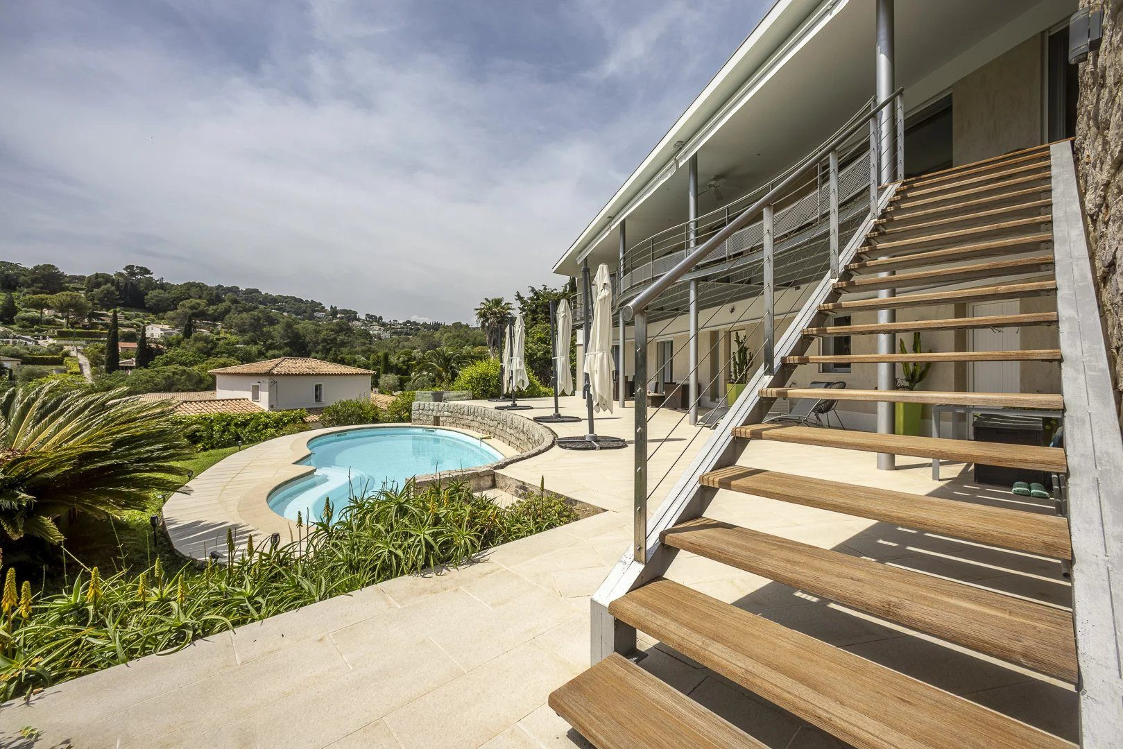 À vendre belle maison individuelle avec piscine à Mougins, quartier résidentiel recherché.