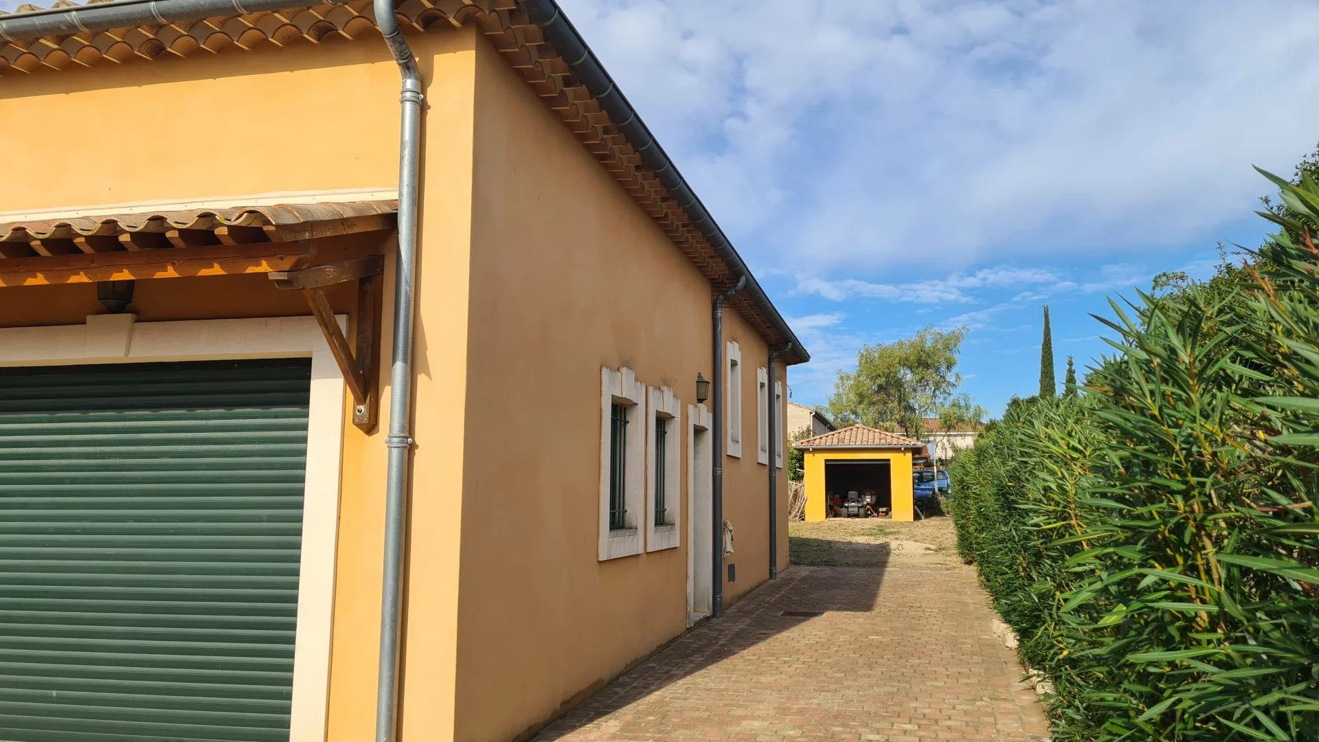 High-quality single-story villa with swimming pool and garden 4
