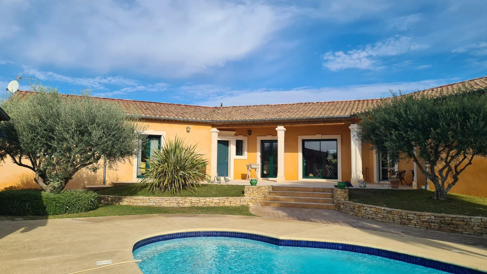 Villa de plain-pied de haute qualité avec piscine et jardin