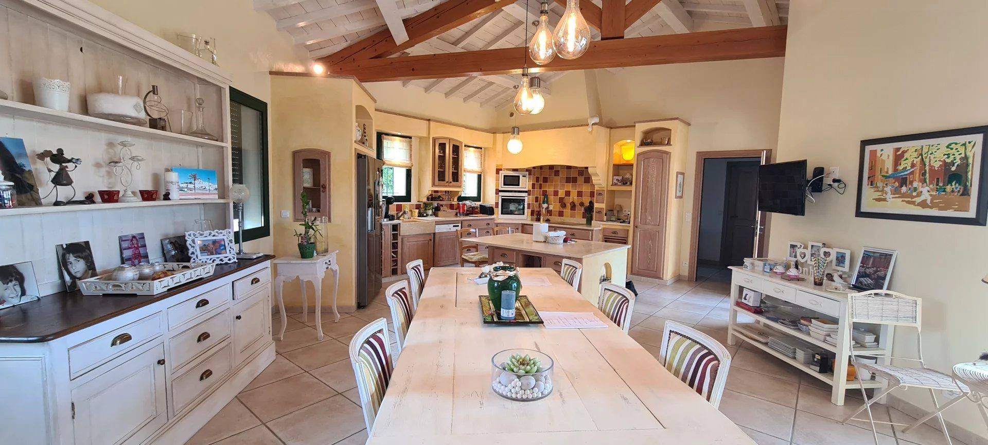 Villa de plain-pied de haute qualité avec piscine et jardin