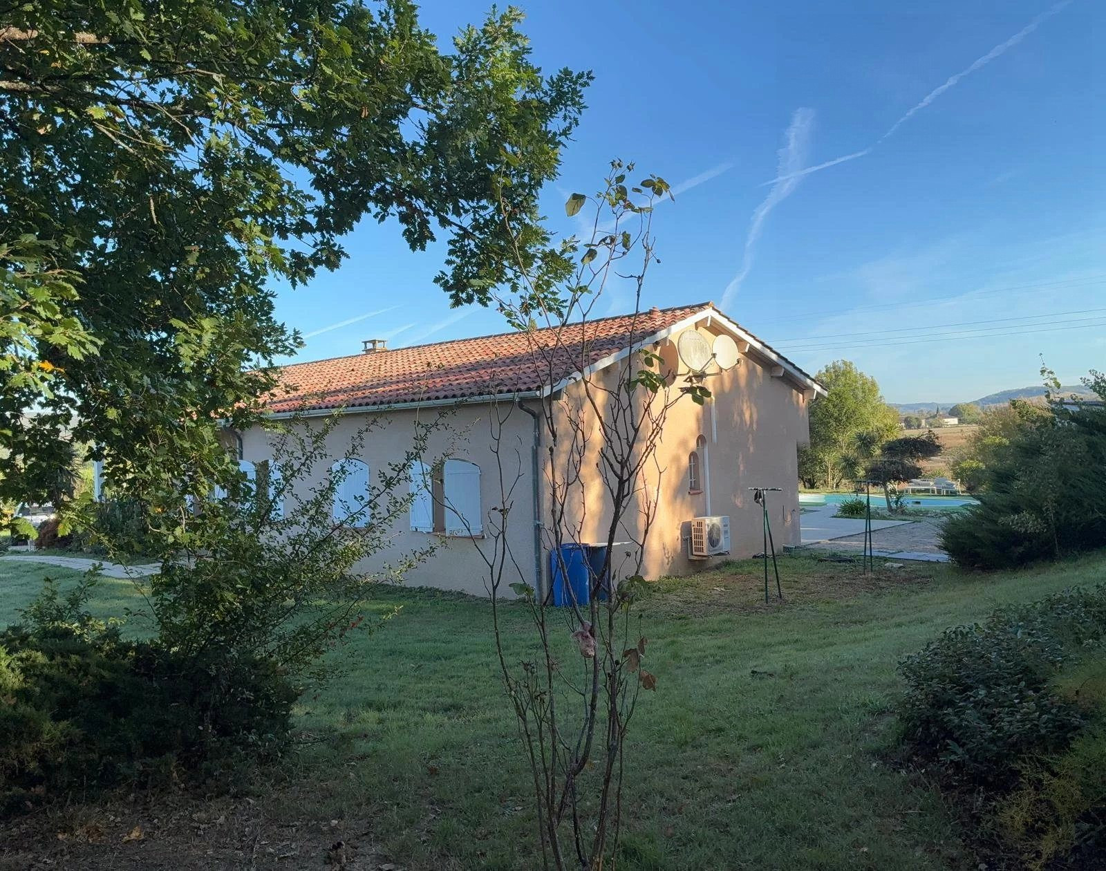 SINGLE-STORY: 3 bedrooms + office. Garage, swimming pool. 5