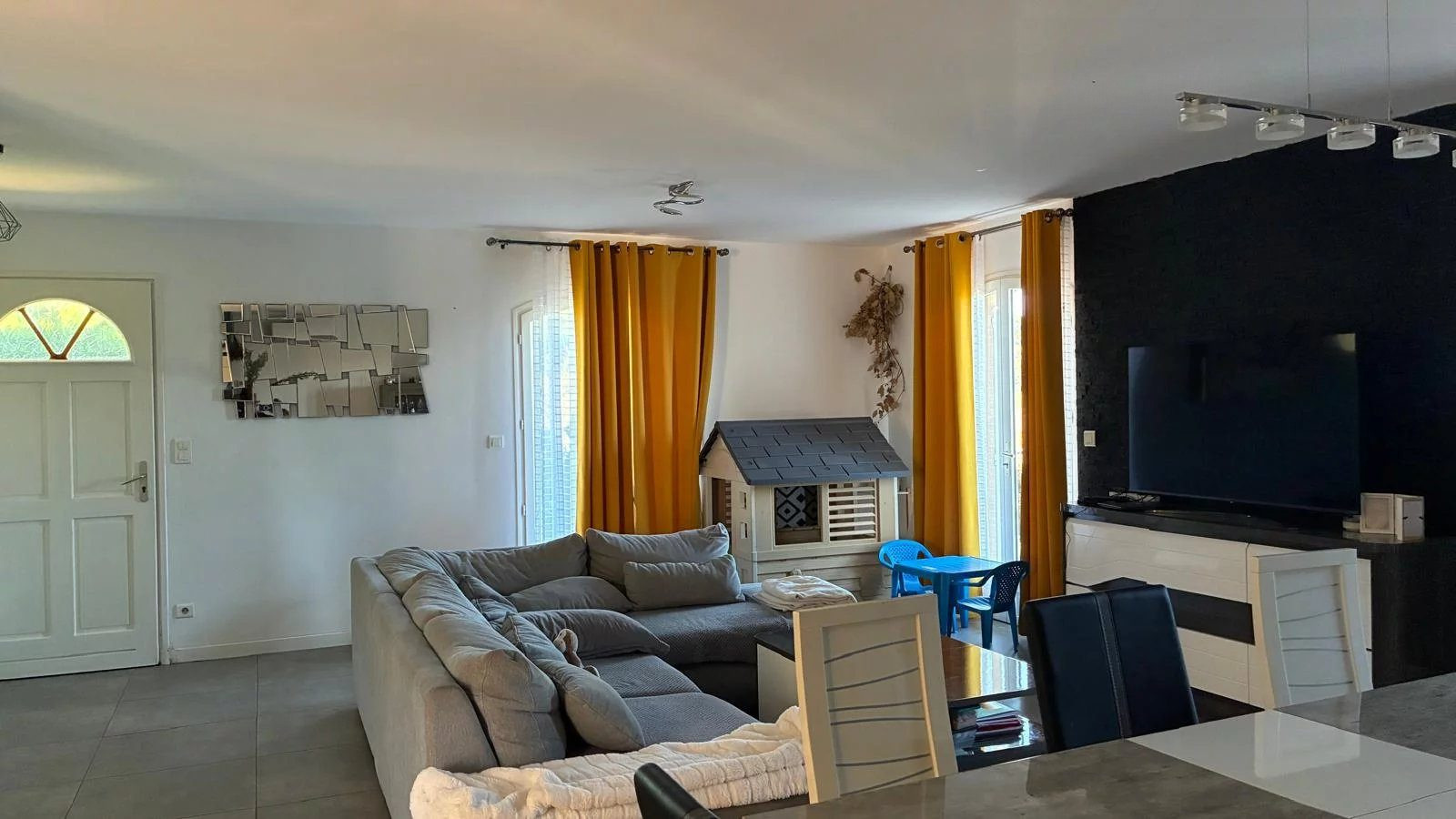 SINGLE-STORY: 3 bedrooms + office. Garage, swimming pool. 3