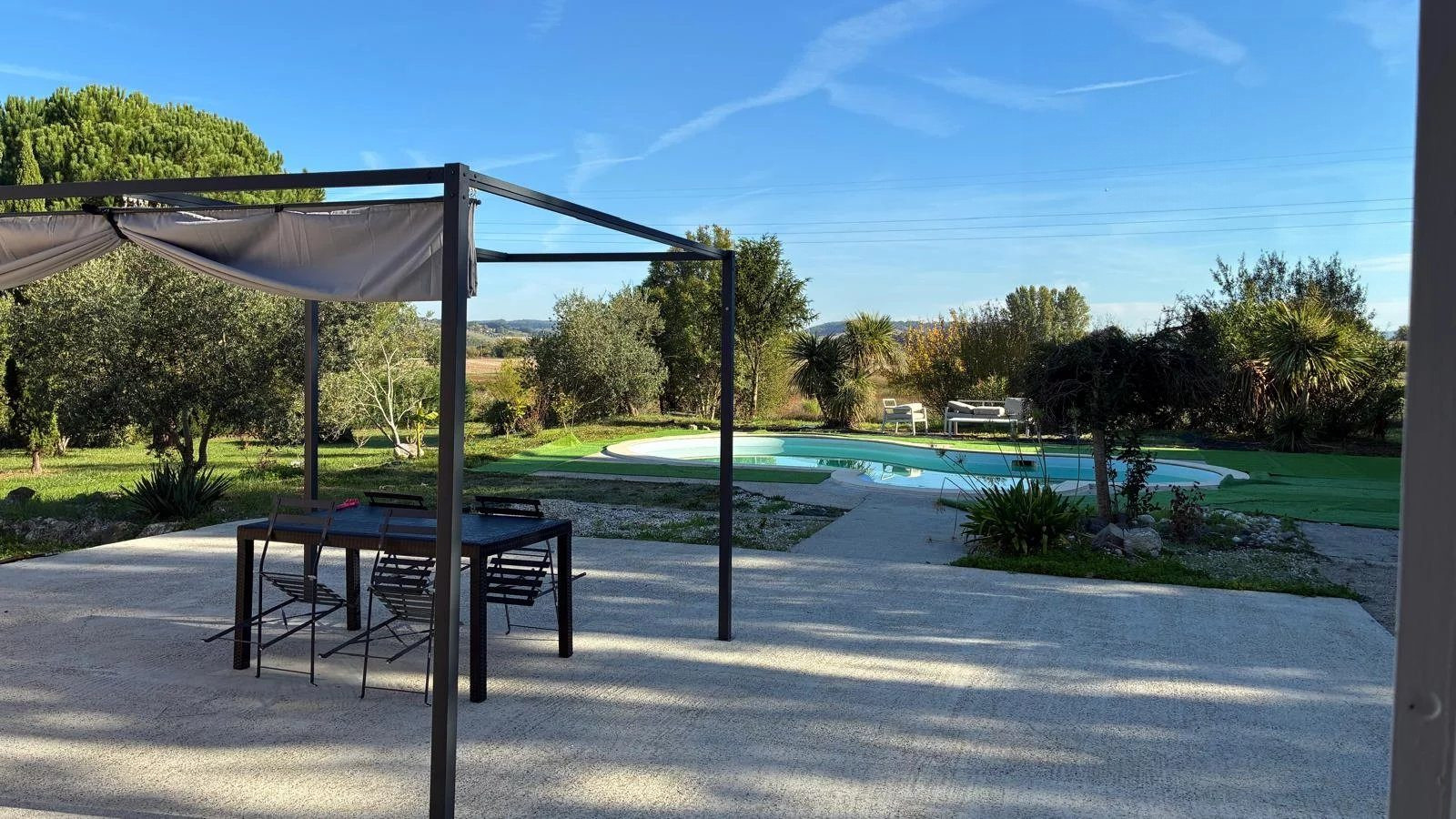 PLAIN-PIED: 3 ch+bureau. Garage, piscine.