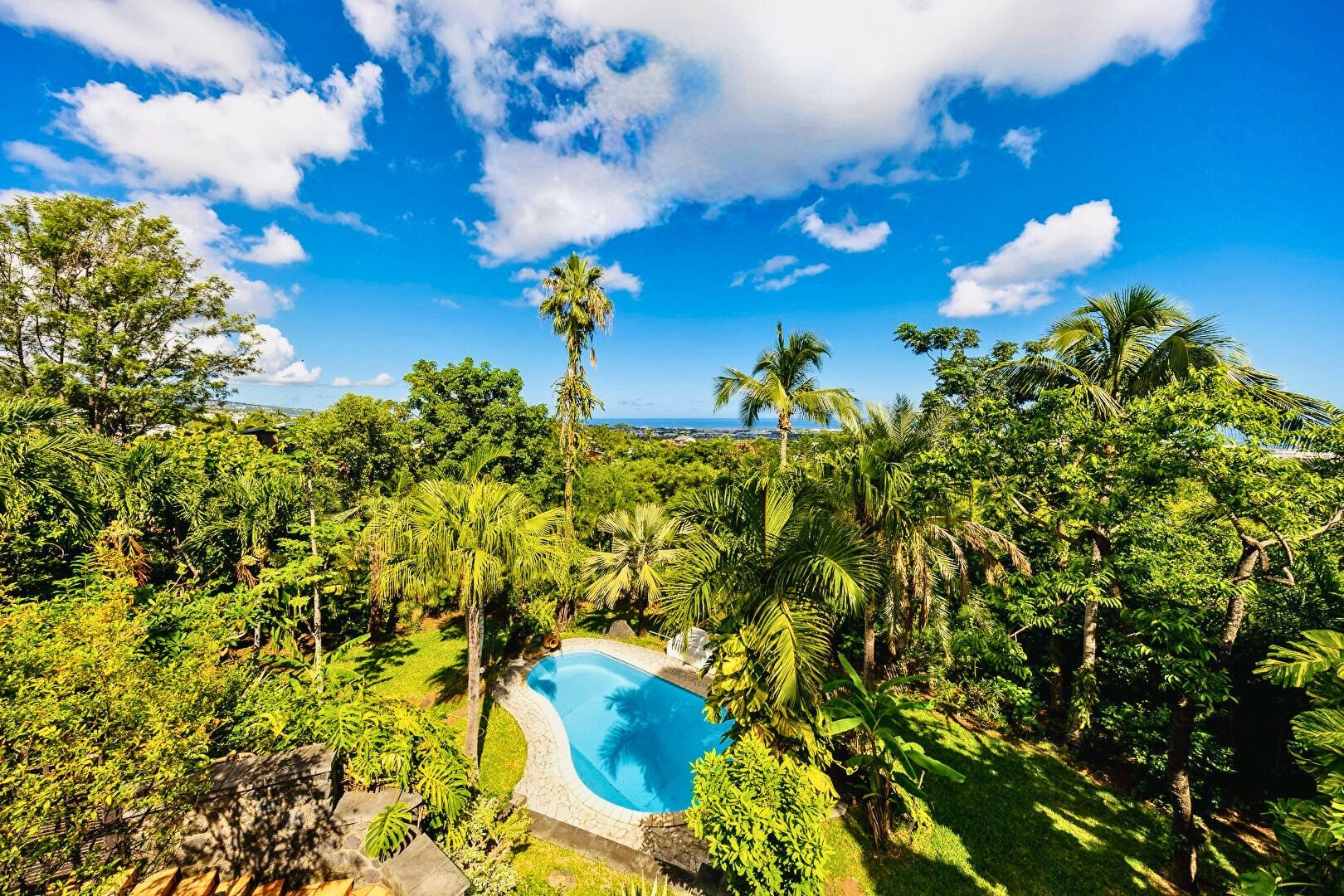 Eden – maison d’architecte de 245 m² à vendre à La Possession / Sainte‑Thérèse – jardin tropical 1 900 m², piscine & dépendance