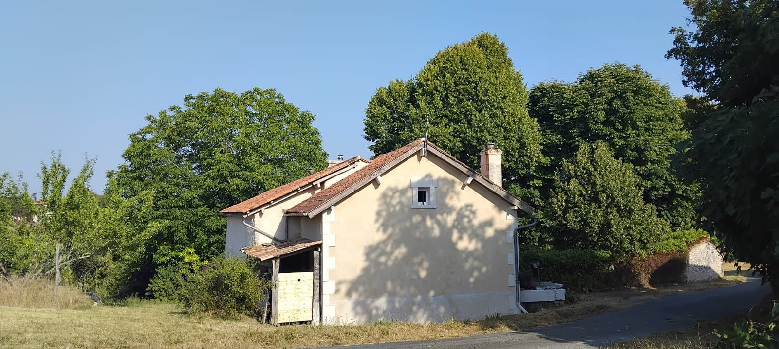 Superbe maison de campagne au calme, 72 m² habitables au rez de chaussée, 60 m² à finir d'aménager à l'étage, 3023 m² de terrain.