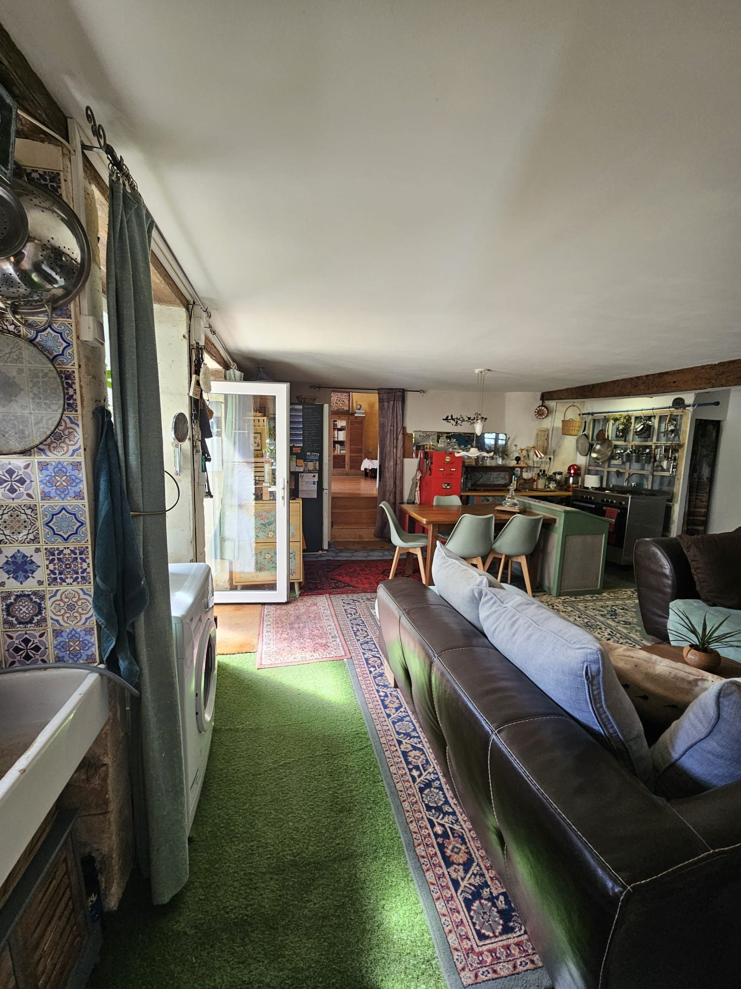 Superb country house in a peaceful location, 72 m² of habitable space on the ground floor, 60 m² to finish on the upper floor, 3023 m² of land. 3