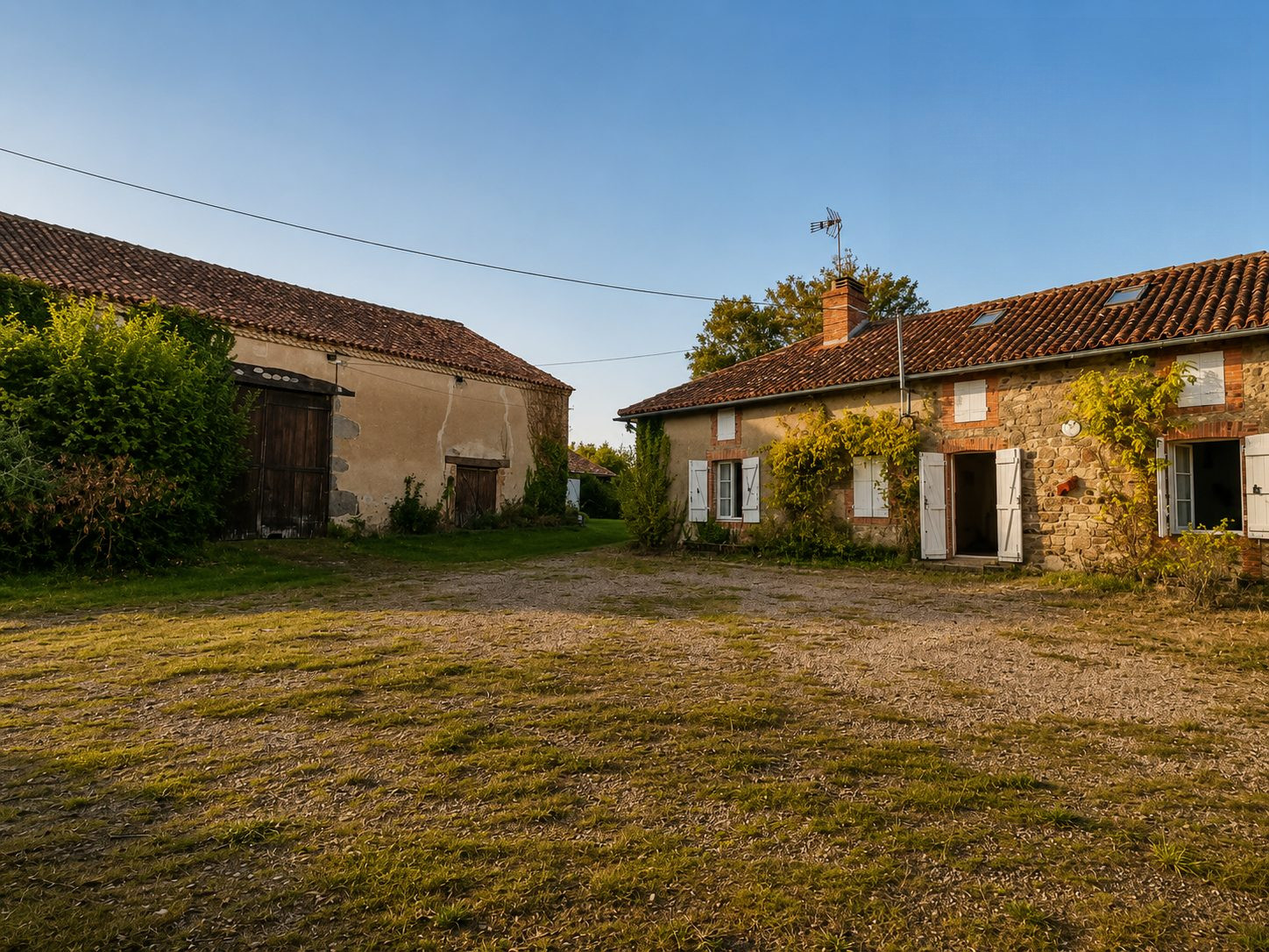 Former farmhouse with land in Luchapt 3