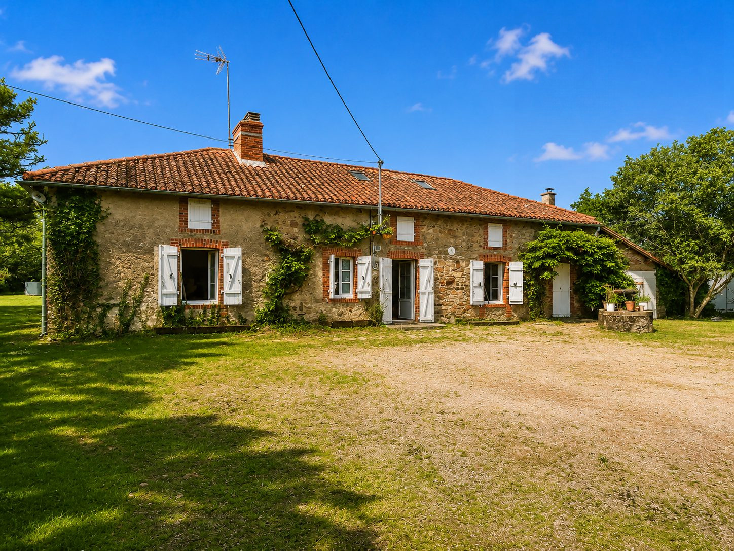 Ancien corps de ferme avec terrains à Luchapt