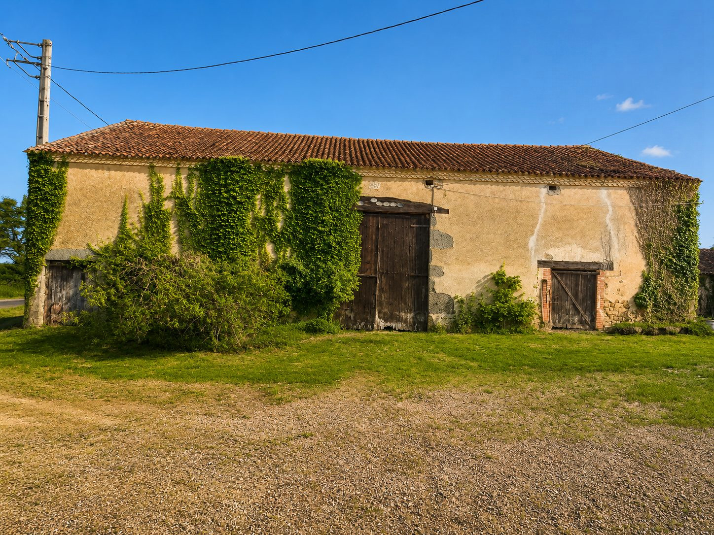 Former farmhouse with land in Luchapt 4