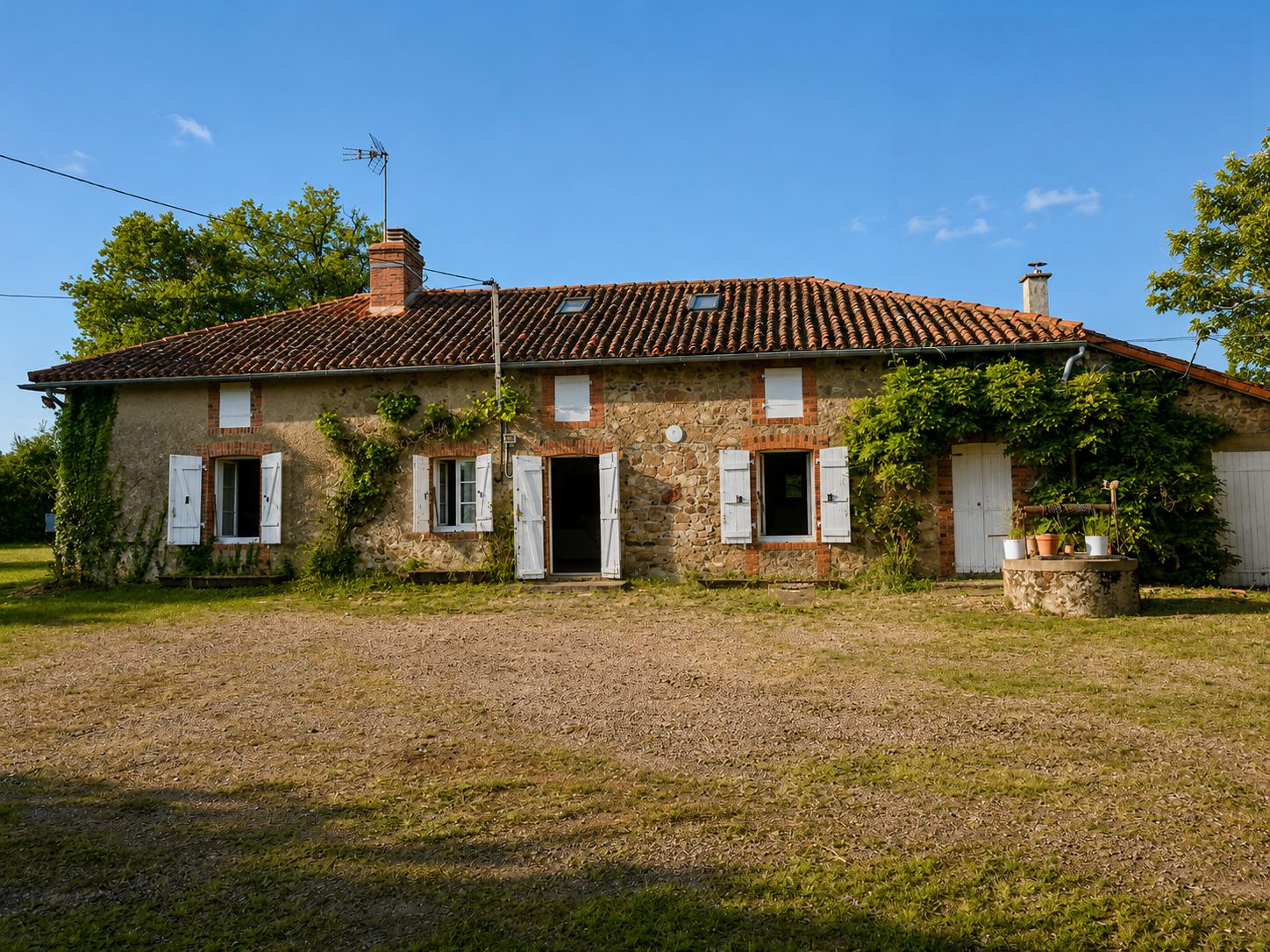 Ancien corps de ferme avec terrains à Luchapt