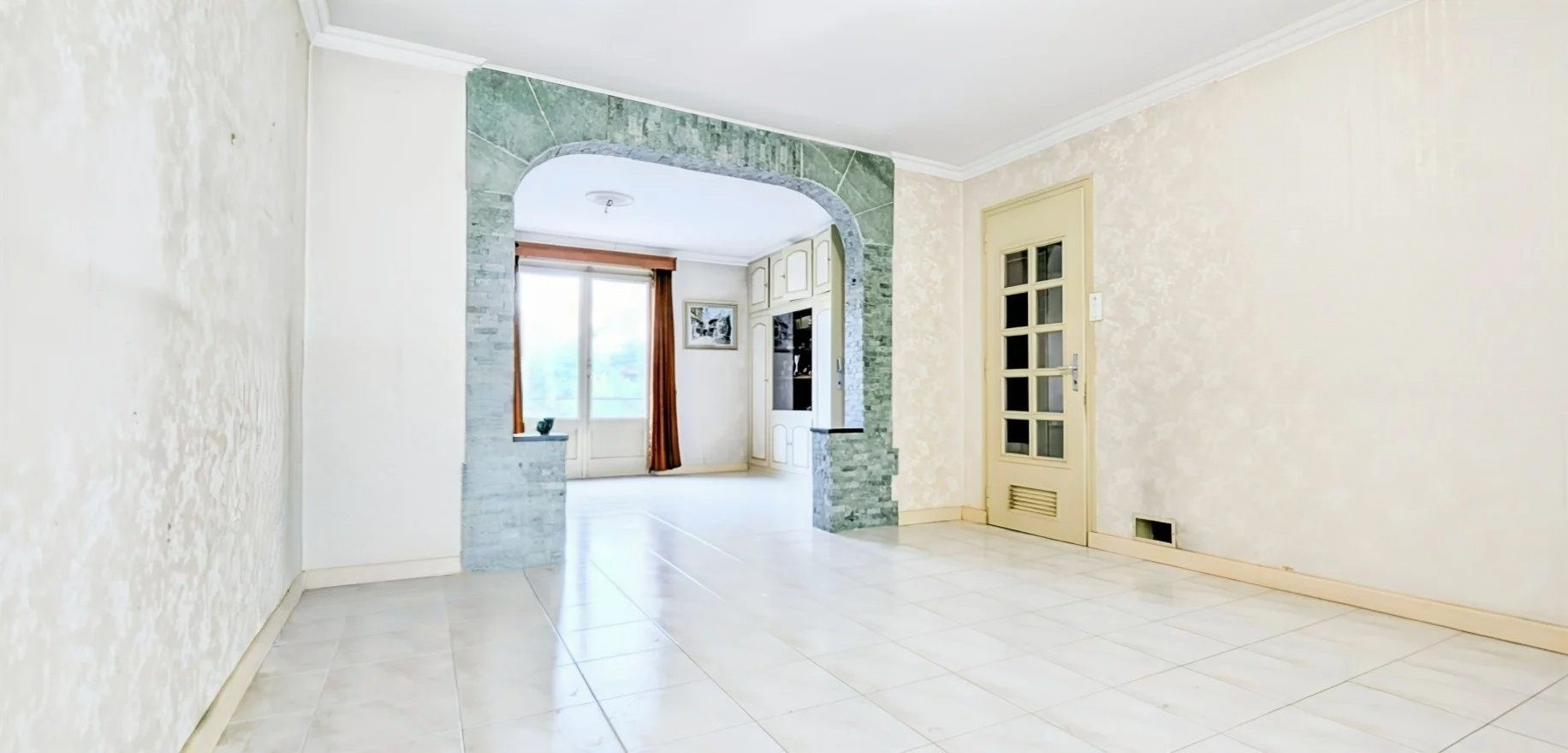 7-Room House – Approximately 180 m² of living space + basement – Gaillard residential area – High potential! 5