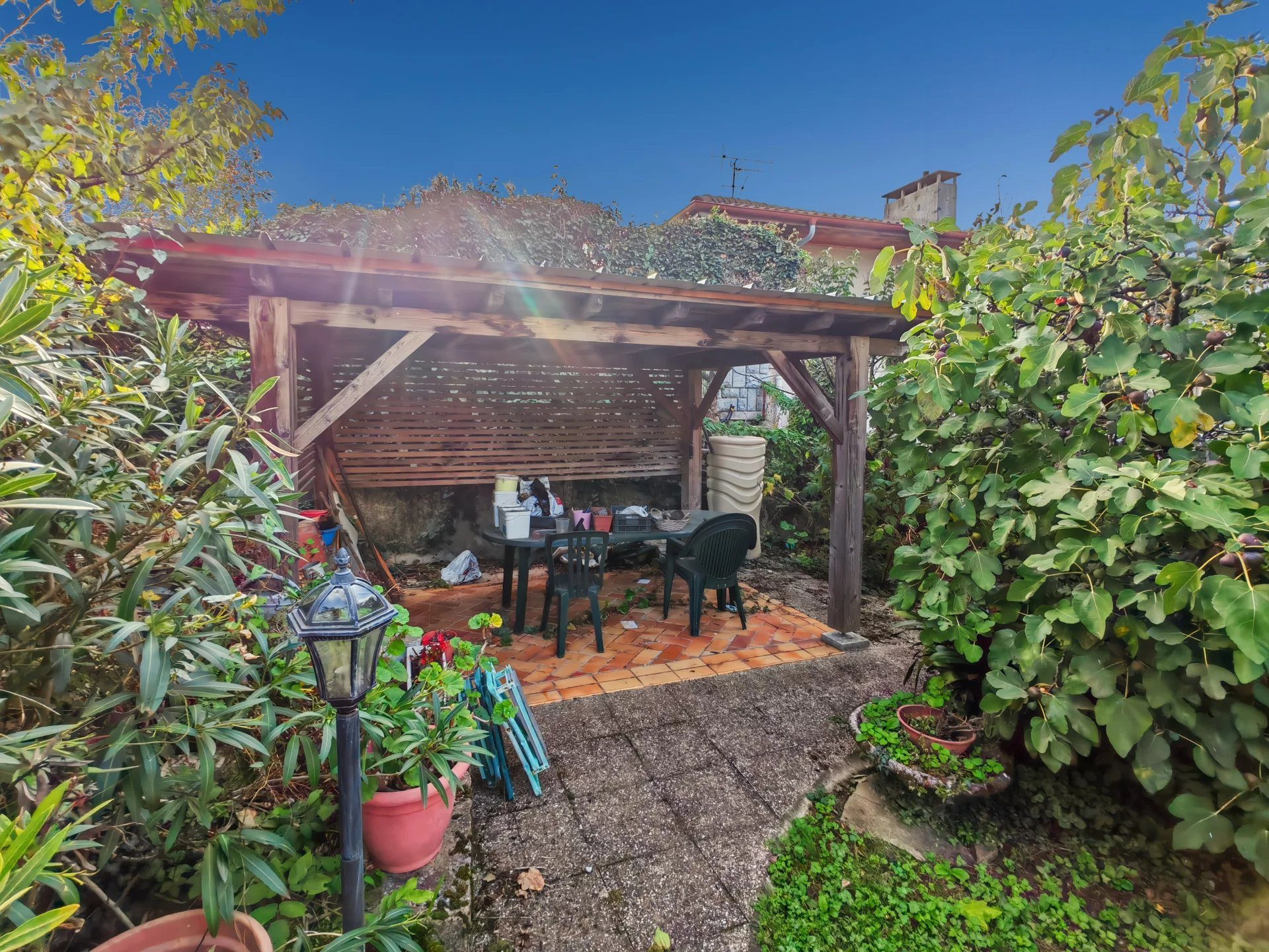7-Room House – Approximately 180 m² of living space + basement – Gaillard residential area – High potential! 3