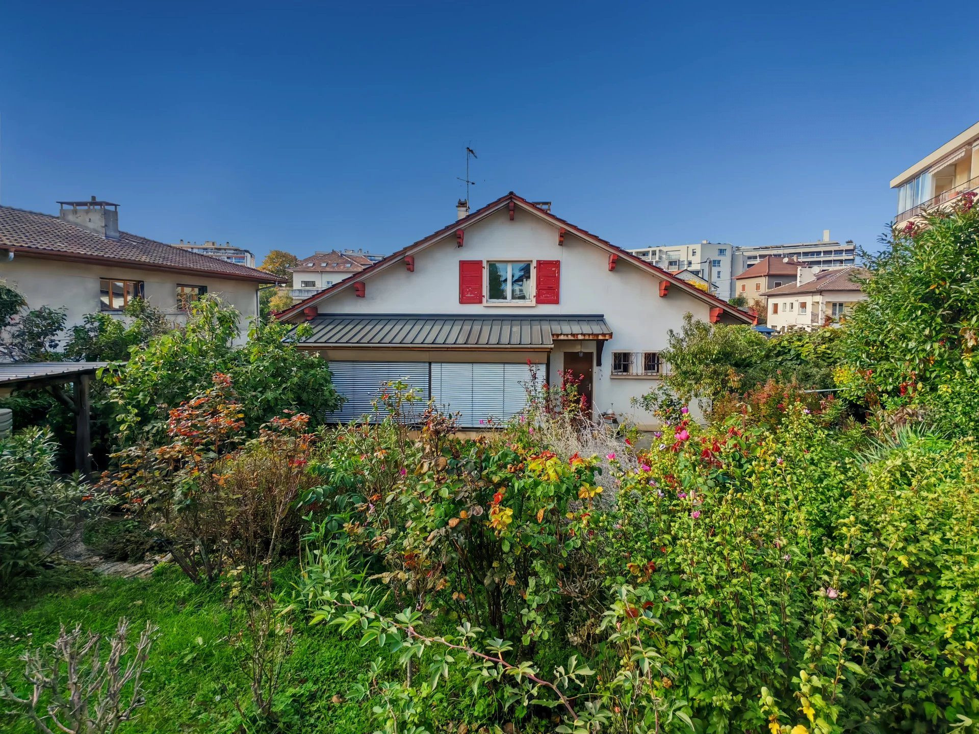 7-Room House – Approximately 180 m² of living space + basement – Gaillard residential area – High potential! 2