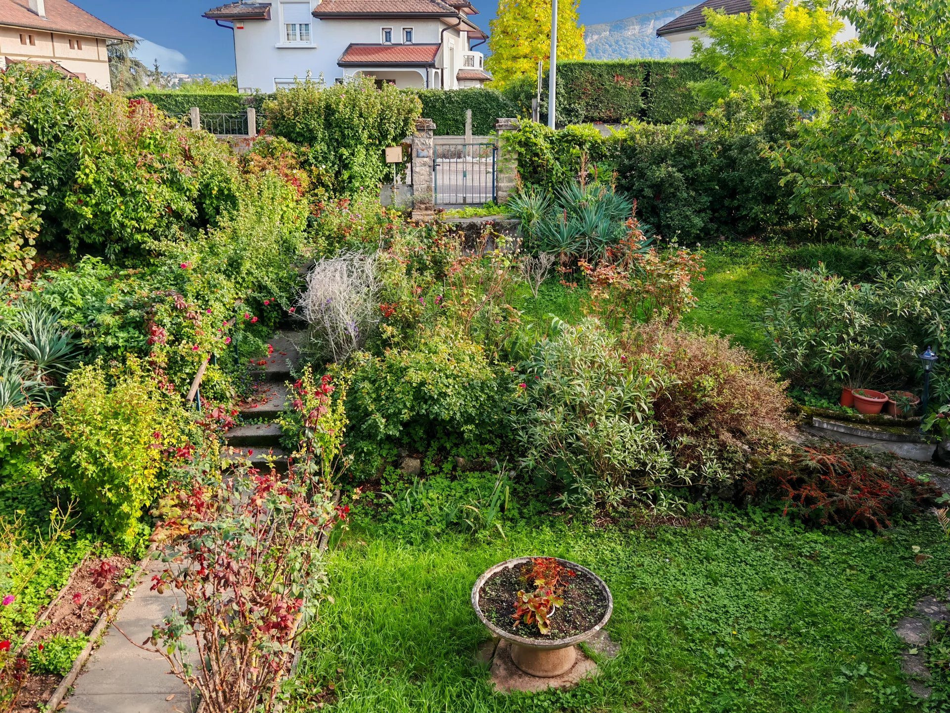 7-Room House – Approximately 180 m² of living space + basement – Gaillard residential area – High potential! 4