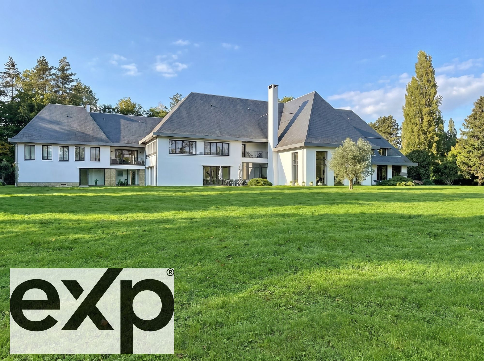 Domaine d’exception aux volumes hors normes – plus de 1 000 m² habitables et près de 1 700 m² de bâti