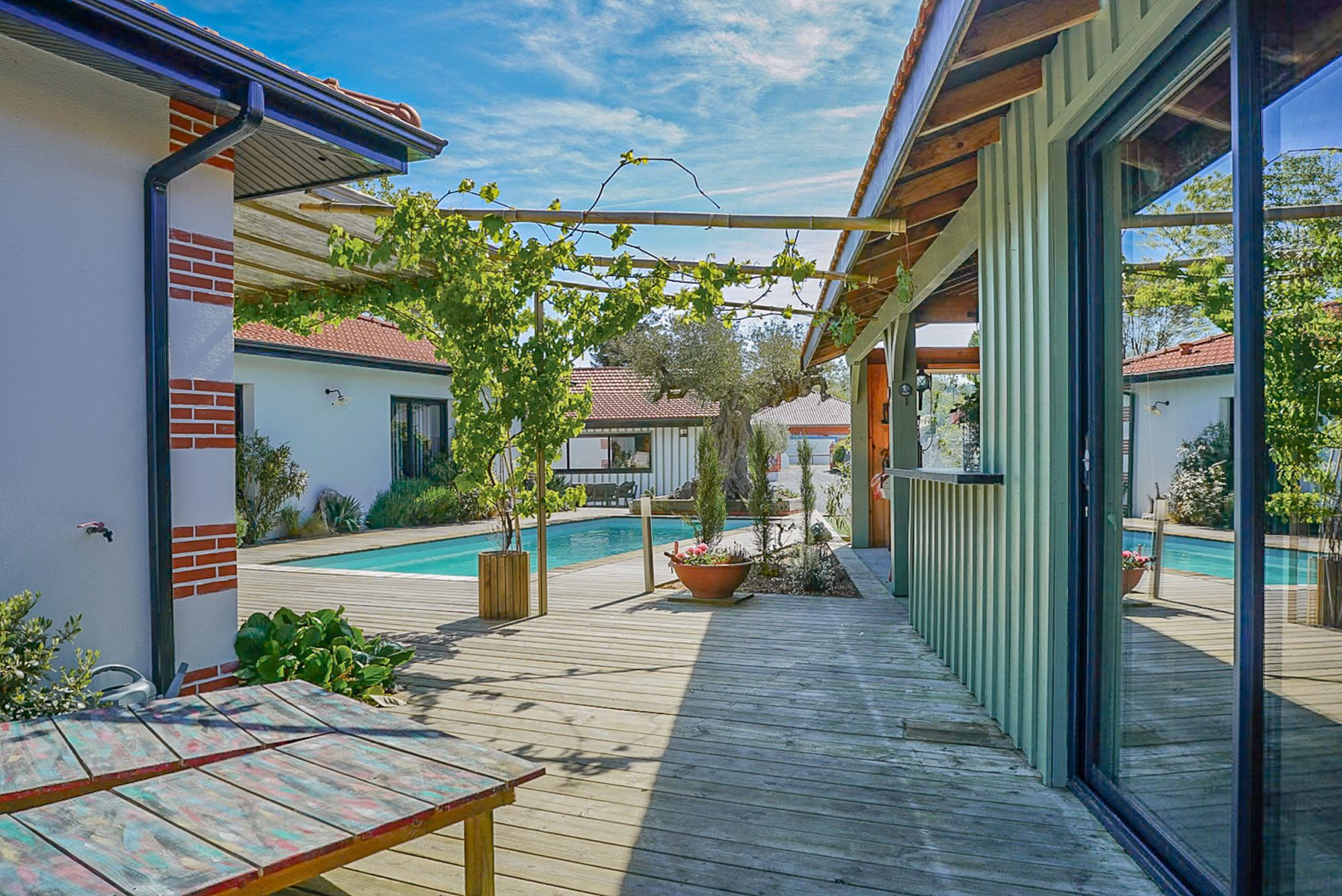 Arcachon-style house of 160 m² with independent T2 apartment, jacuzzi and triple garage