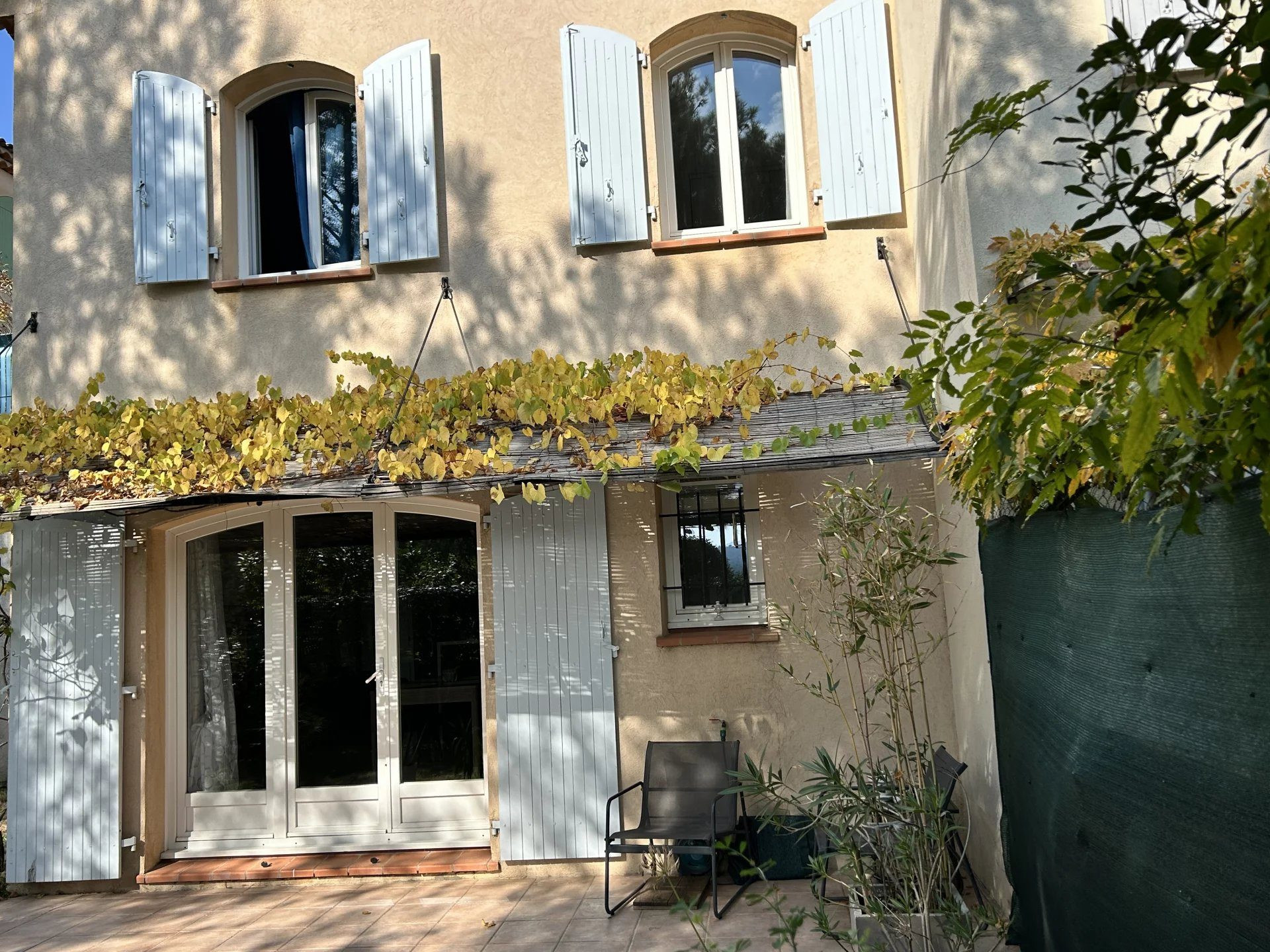 Golf de Pont Royal, maison climatisée,T4 ,grand jardin avec vue