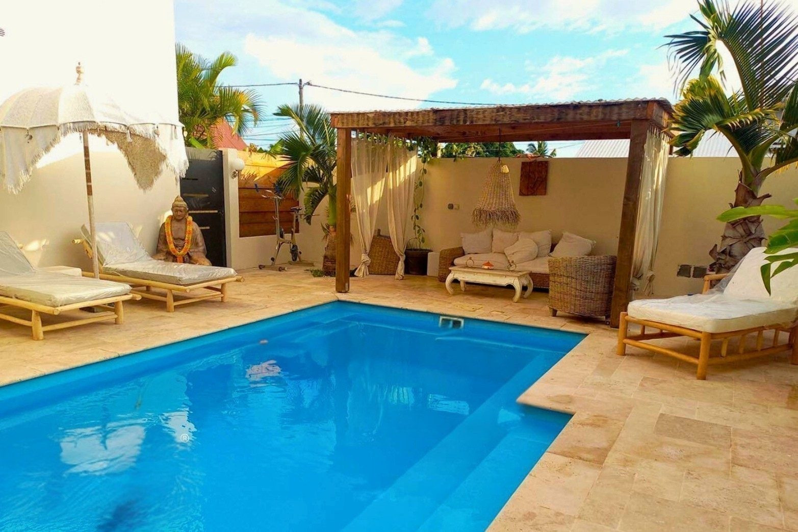 Mimosa · Villa rénovée 2025, piscine, dépendance, vues montagne · Saint-Louis · 680 000 €